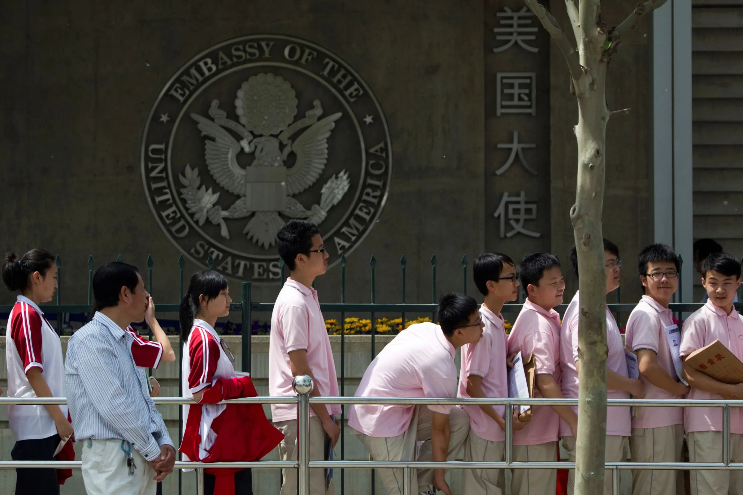 美國駐北京大使館外排隊等待申請簽證的中國學生。（美聯社）