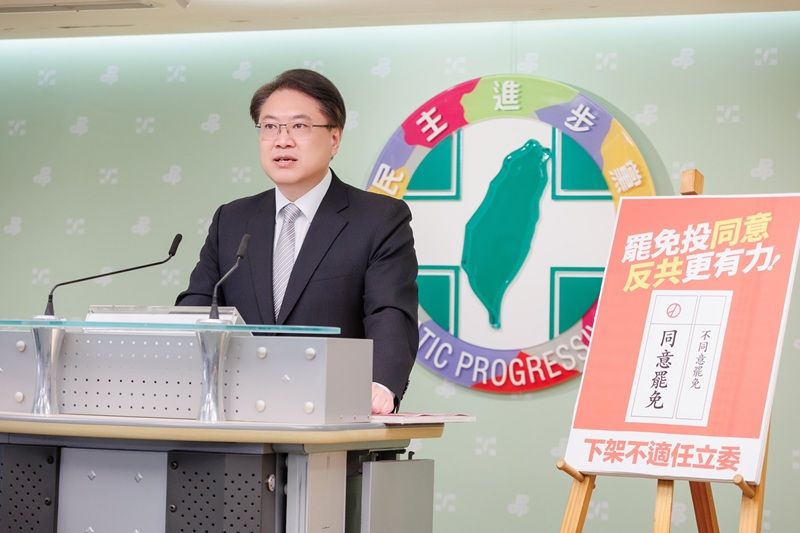 民進黨中央啓動「與公民同行 罷免文宣三箭」，串聯罷免選區黨公職。（民進黨秘書長林右昌臉書）