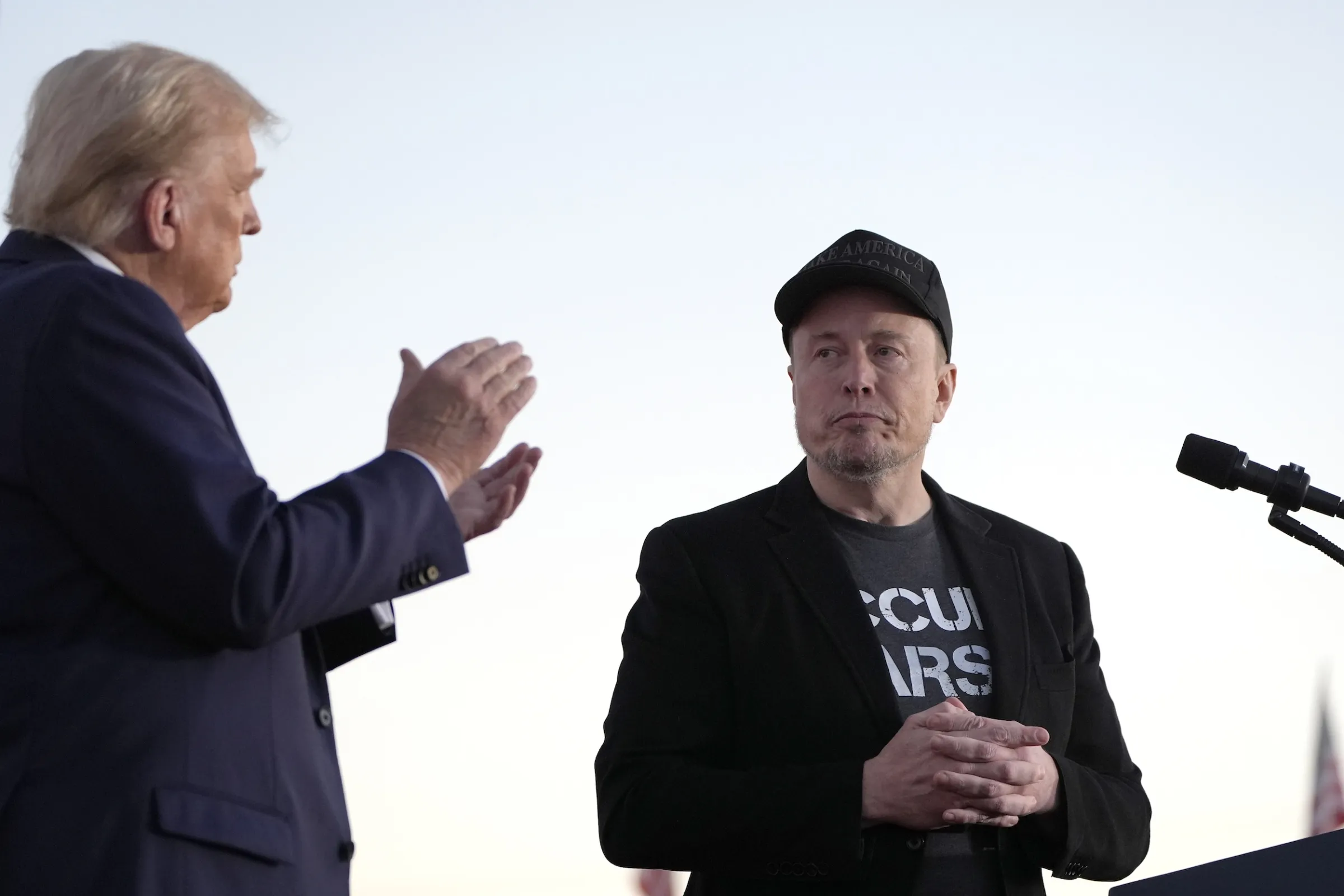 2024年10月5日，共和黨總統候選人川普 (Donald Trump) 在賓州巴特勒市的競選活動為馬斯克的助選演說鼓掌。（美聯社）
