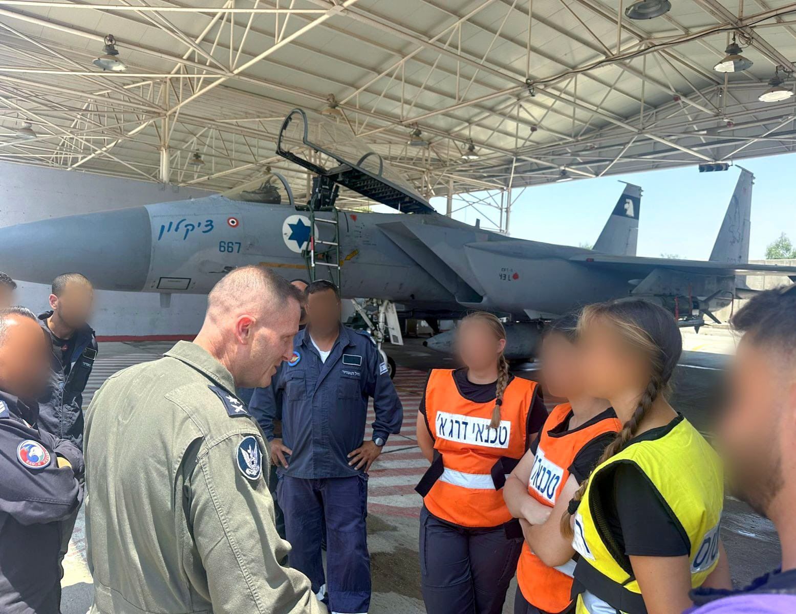 以色列空軍司令前往基地，勉勵第一線的F-15I戰機維修人員。（翻攝自以色列空軍粉專）