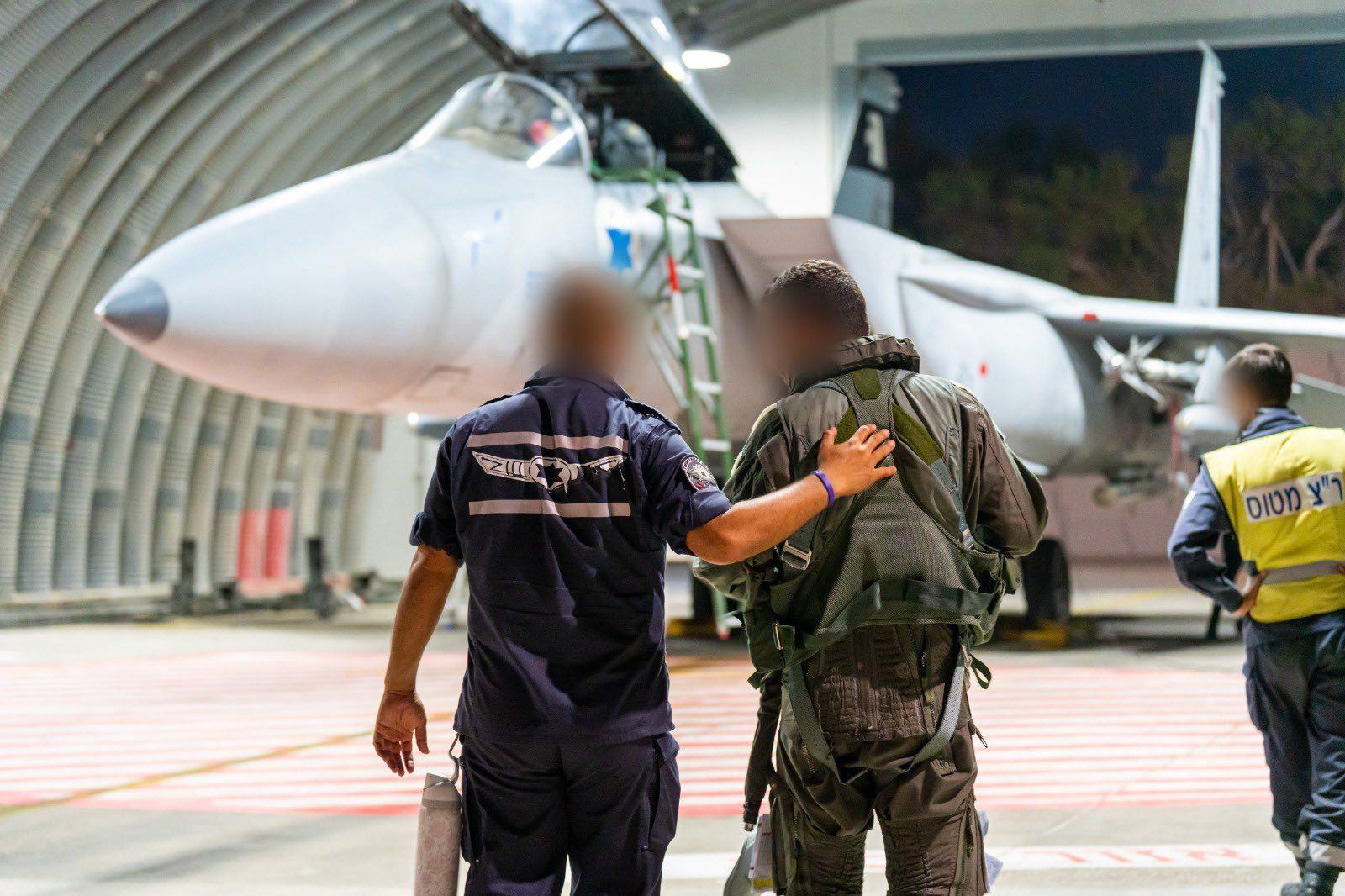 一名以色列F-15戰機飛行員準備出發執行任務。（翻攝自IAF）