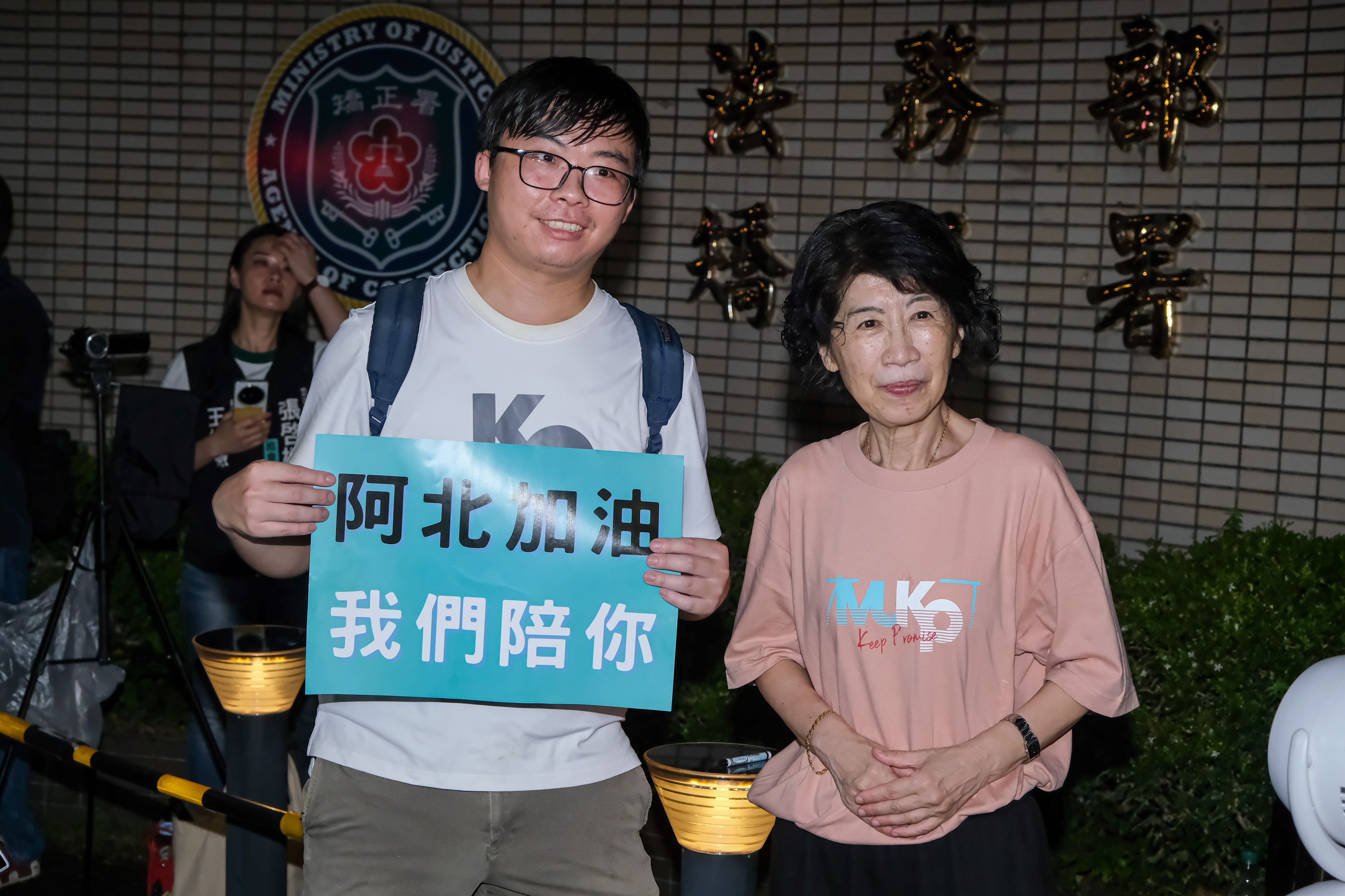 20250620-小草20日於台北看守所對面聲援羈押在北所的民眾黨前主席柯文哲，圖為小草親自聲援支持柯文哲夫人陳佩琪。（劉偉宏攝）