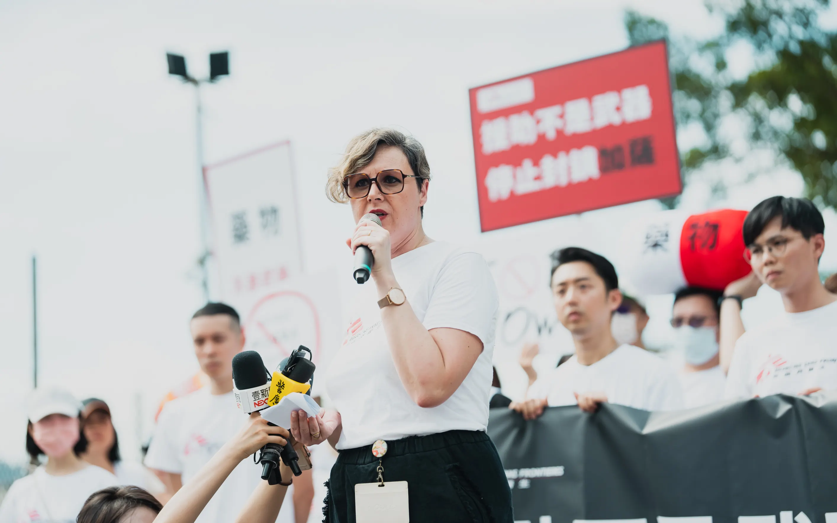 20250620-財團法人無國界醫生基金會執行長鄔荻芳 （Ludivine Houdet）邀請台灣民眾響應，加入社群串聯活動，訴請以色列當局停止將人道援助當作武器。（無國界醫生提供）