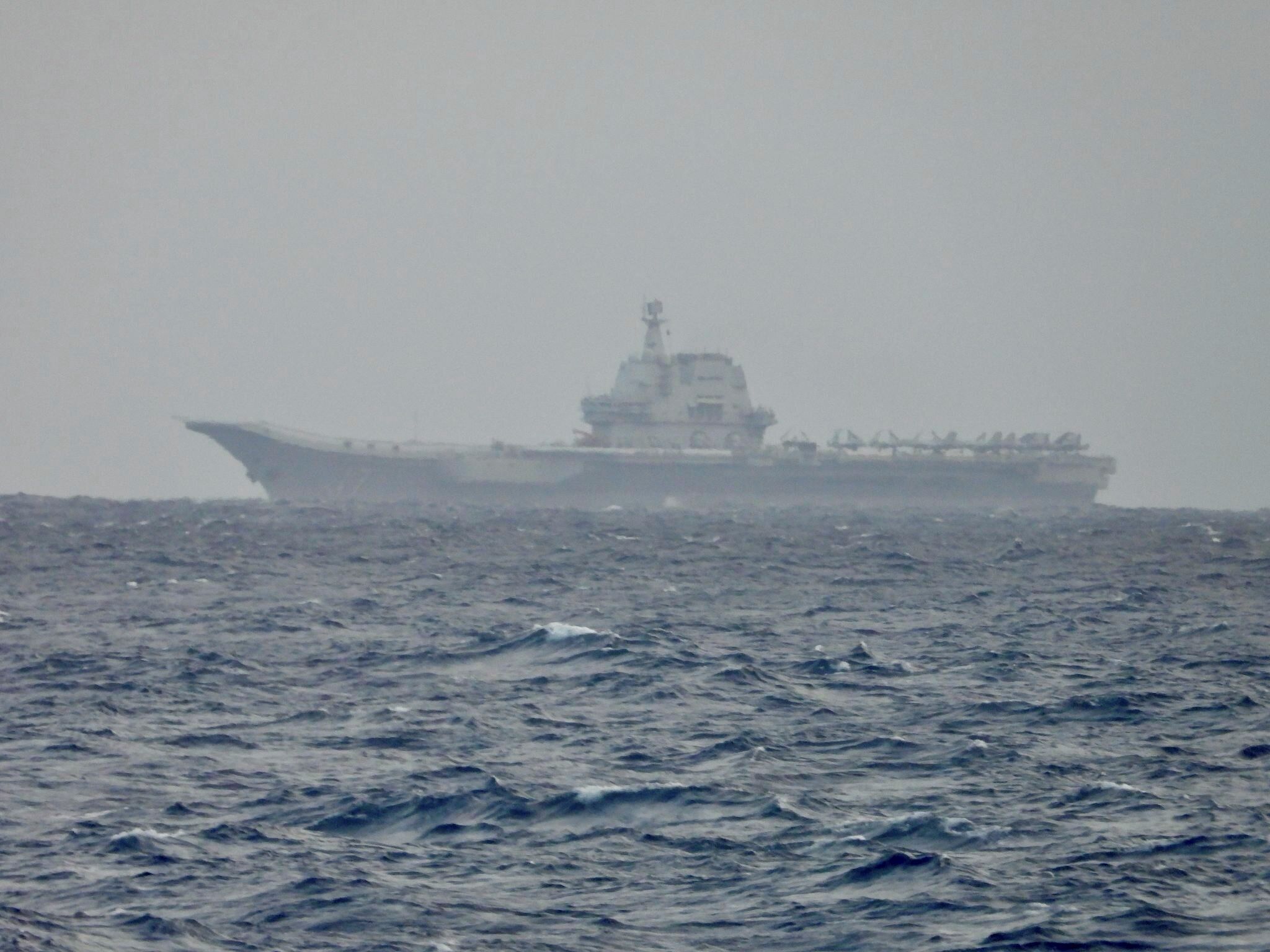解放軍山東艦在台灣附近海域活動。（美聯社）