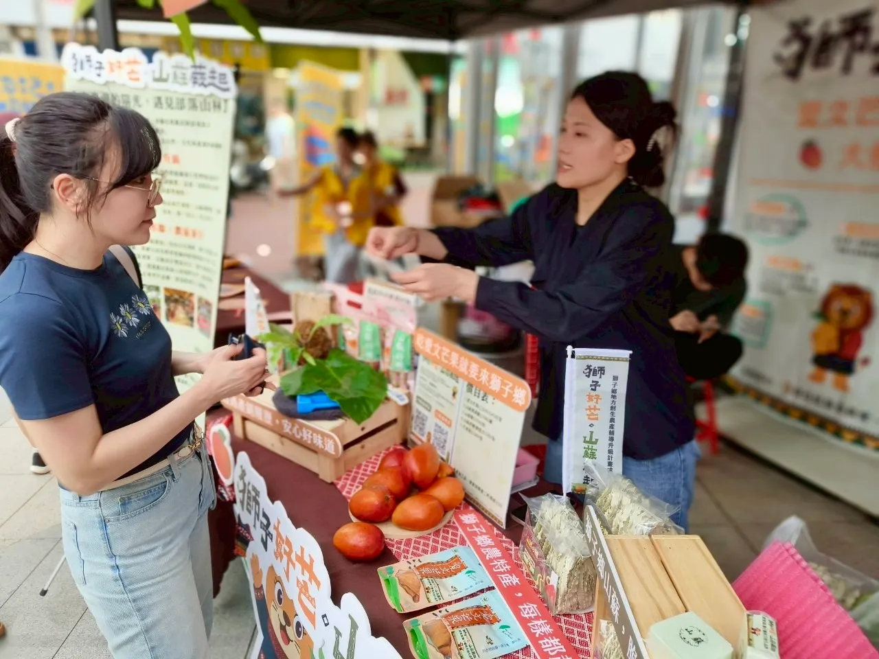 現場有各式促銷活動、民眾搶先預訂。