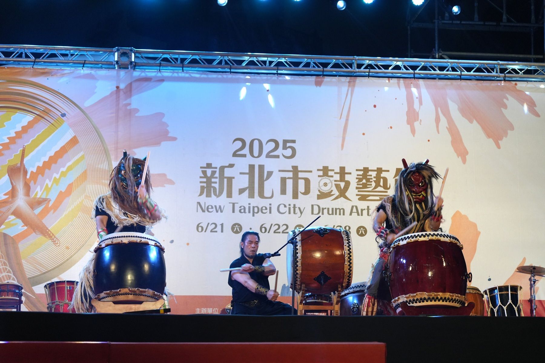 跨海來臺的日本「NAMAHAGE鄉神樂太鼓團」小林義隆團長(中)，以鼓聲展現日本男鹿半島著名的Namahage(生剝鬼)儀式（圖/新北市文化局提供）