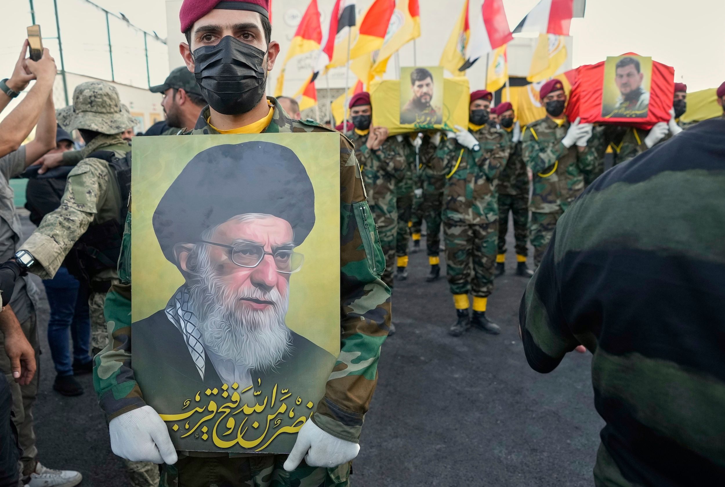 2025年6月22日，在伊拉克巴格達，人民動員部隊成員抬著伊拉克指揮官海德爾穆薩維和已故真主黨總書記哈桑・納斯魯拉的前助手侯賽因・哈利勒的棺材，後者在以色列空襲伊朗境內時喪生。（美聯社）