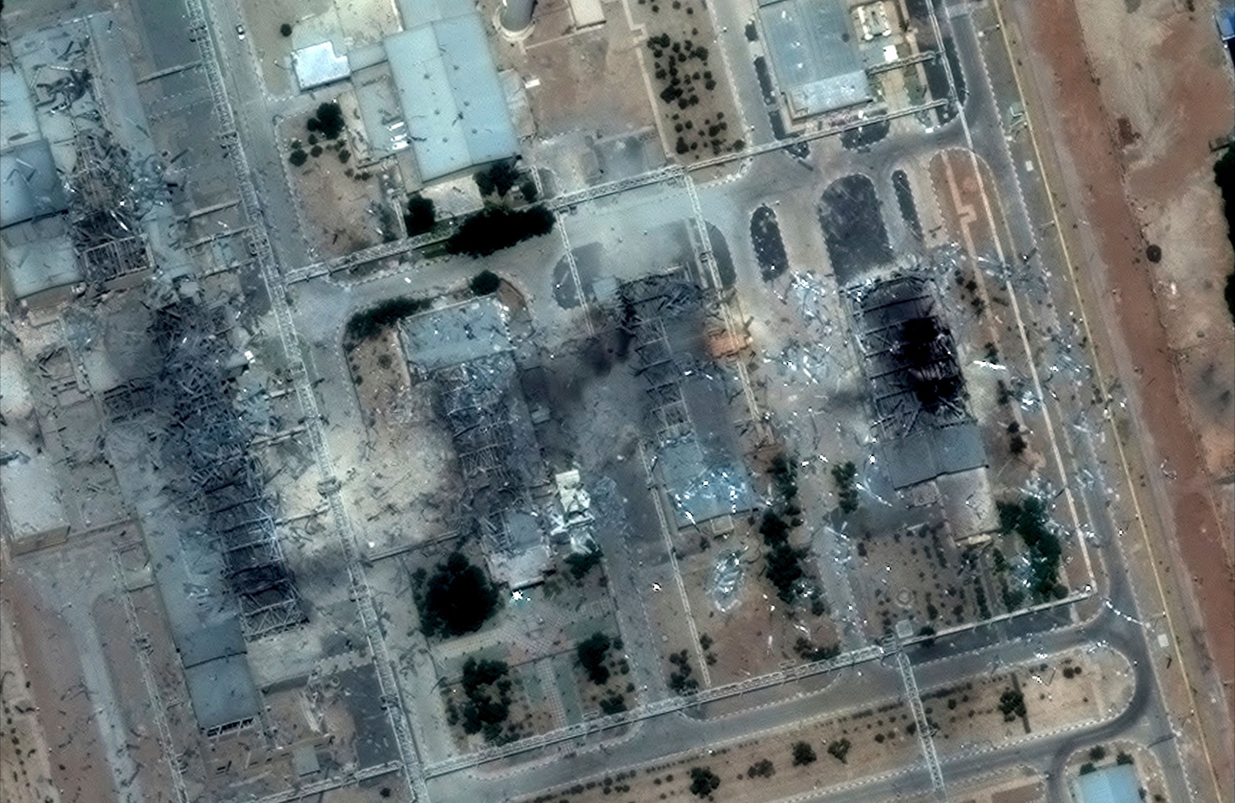 この画像はMaxar Technologiesが提供した衛星写真で、2025年6月22日にイスファハン核施設が米軍空襲を受けた後の損傷状況を示しています。（AP通信）
