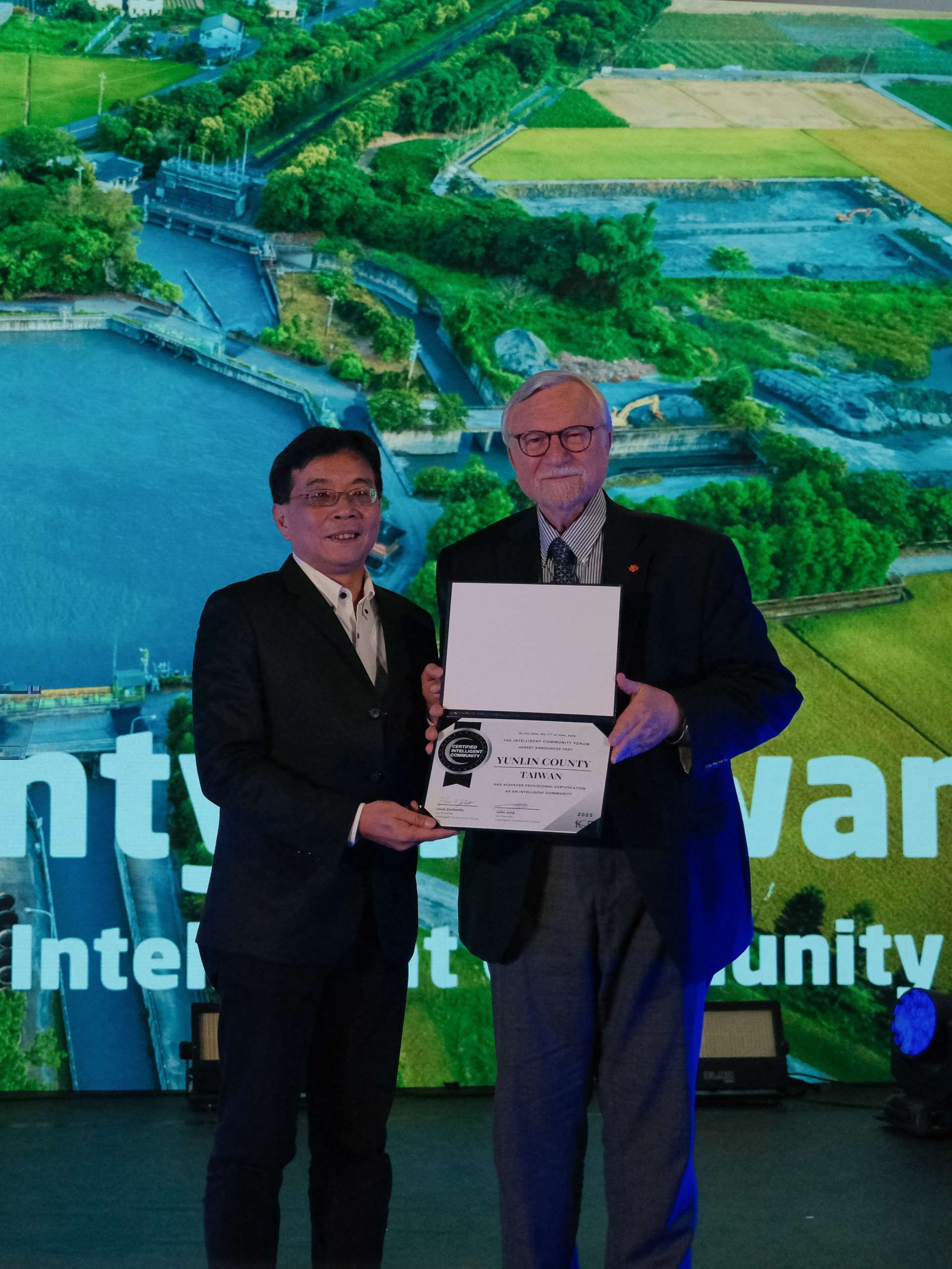劉志偉主任於ICF Top 7晚宴中代表雲林縣接受智慧城市認證(Provisional Intelligent Community Certification)。