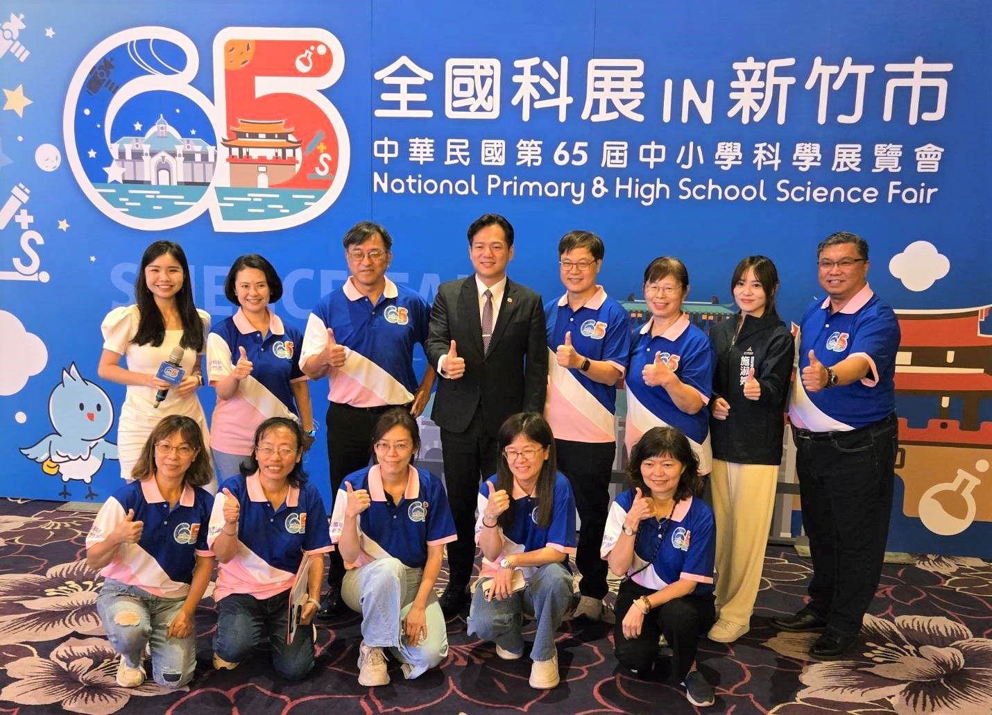 代理市長邱臣遠（後排左四）強調，此次全國科展要讓全民了解竹市不僅是科技之都，更是一座蘊含三百年歷史文化的魅力城市。（圖／方詠騰攝）