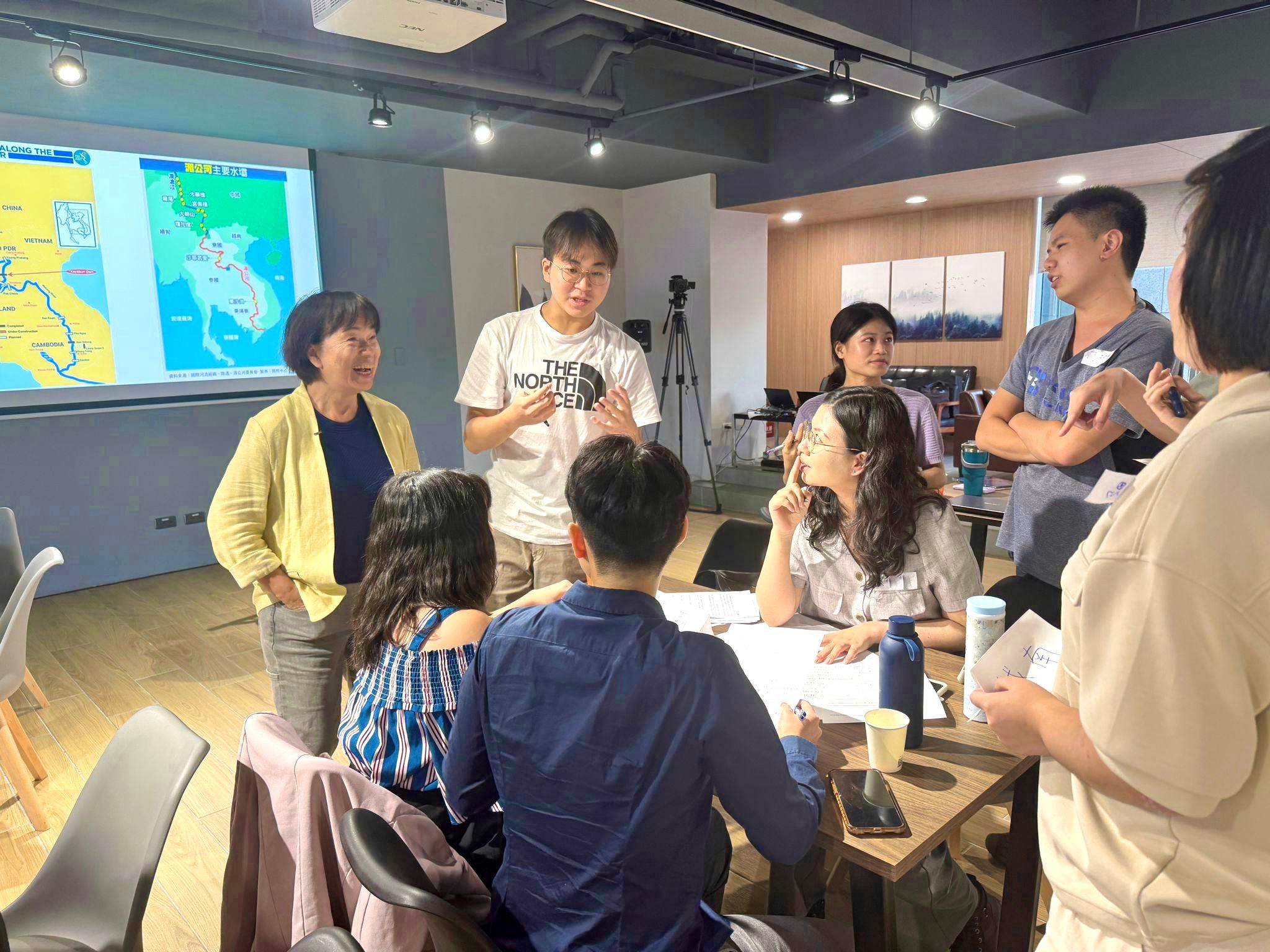 龍應台文化基金會於22日舉辦「2025思學堂——和平行動大使計畫」開學日。（龍應台文化基金會提供）