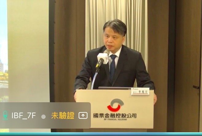 國票金控發言人李憲宗處長，23日說明對子公司樂天銀行的增資規劃。（取自線上記者會）