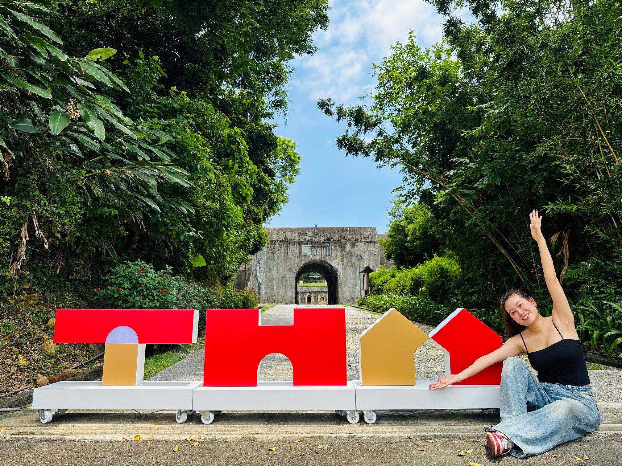 淡水古蹟博物館全新識別正式亮相，並同步在滬尾礮臺推出拍照發限動送禮的活動，提前為20週年館慶活動暖身。(圖/新北市立淡水古蹟博物館)