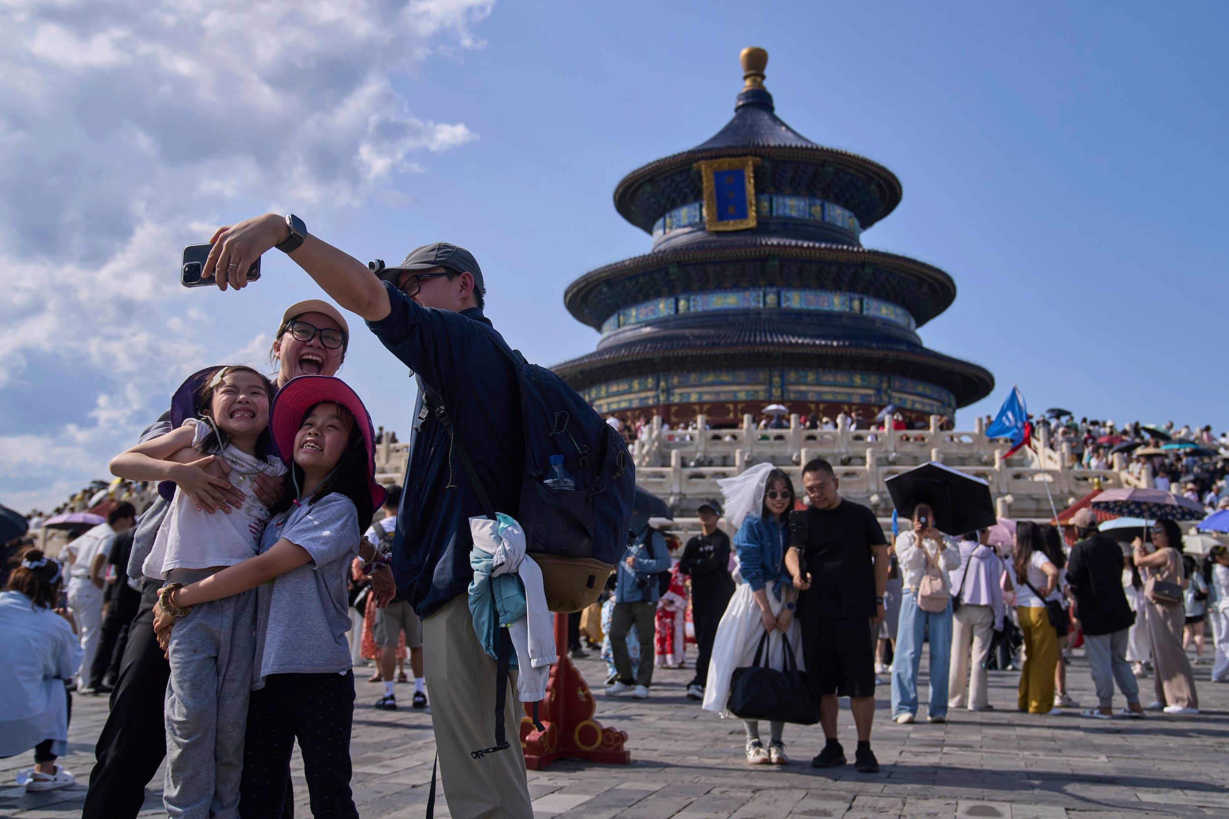 2025年6月15日，一家人在遊覽北京天壇時自拍留念。（美聯社）