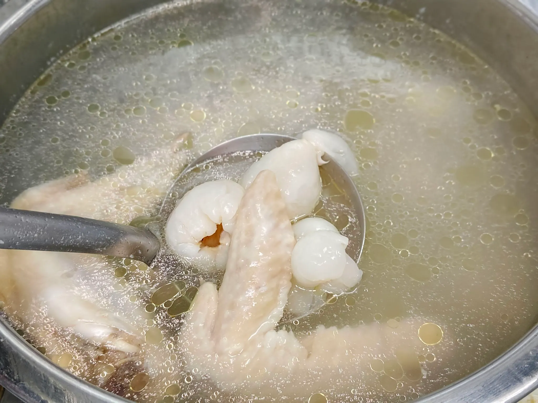 雞湯加入荔枝後,湯頭更加甘甜鮮美。(圖/取自家常菜)