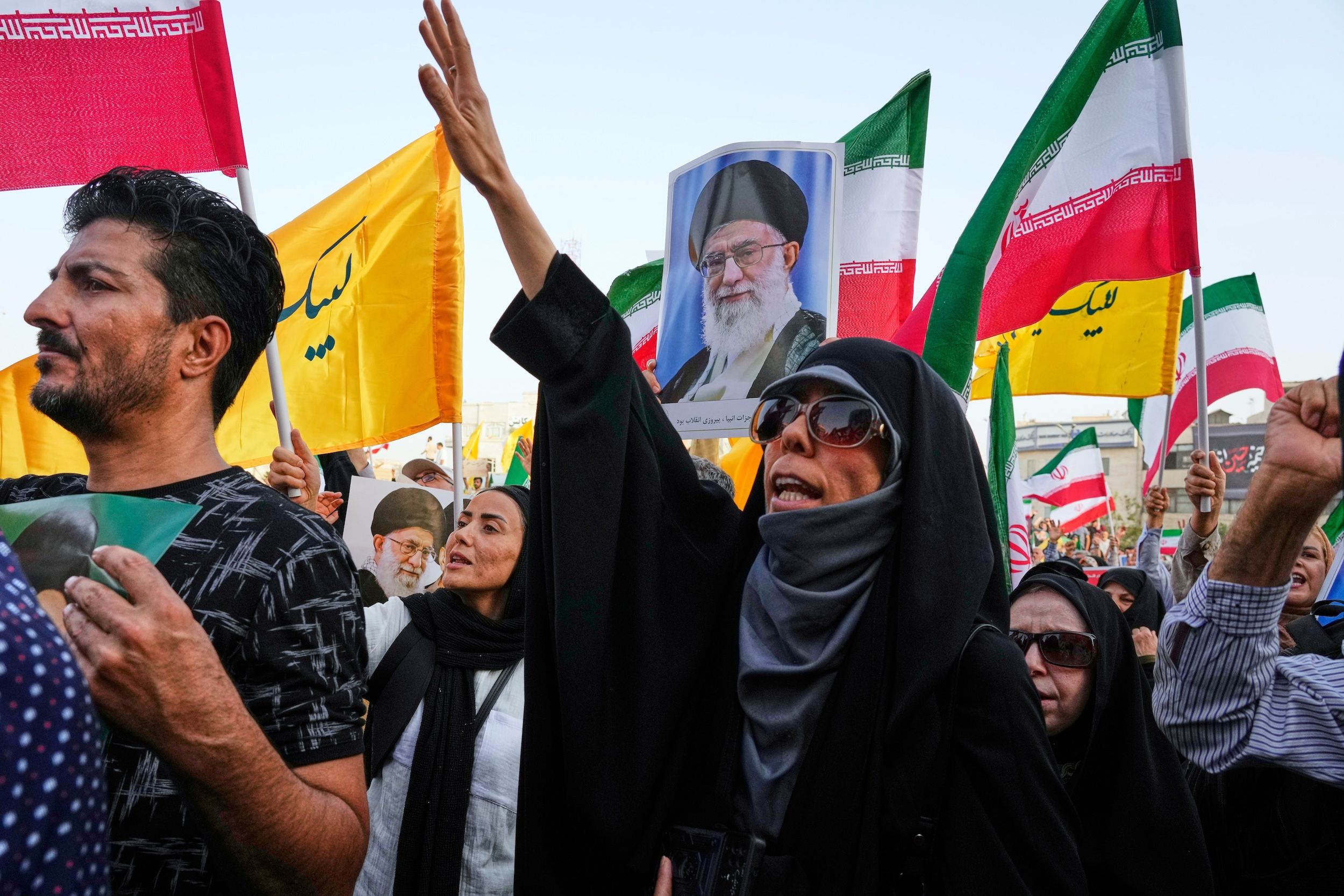 2025年6月24日、イラン・テヘラン市中心部のイスラム革命広場で、抗議者がスローガンを叫び、イラン国旗と最高指導者ハメネイ師のポスターを掲げ、反米反イスラエル集会を行った。（AP通信）
