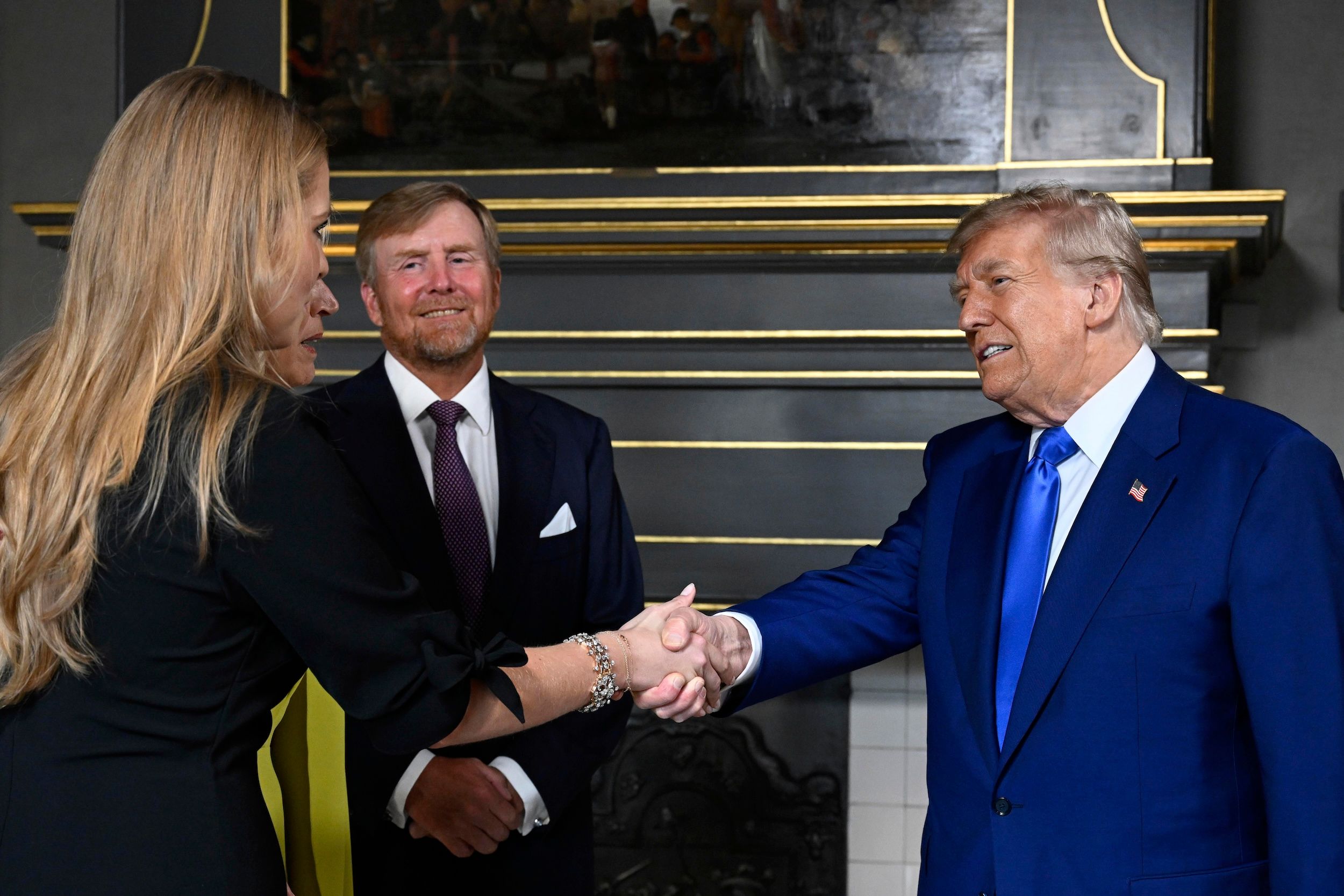 2025年6月24日，川普（右）抵達荷蘭海牙北約峰會前夕，在 Paleis Huis ten Bosch 參加正式晚宴，受到荷蘭國王威廉・亞歷山大和荷蘭王后馬克西瑪的歡迎。 （美聯社）