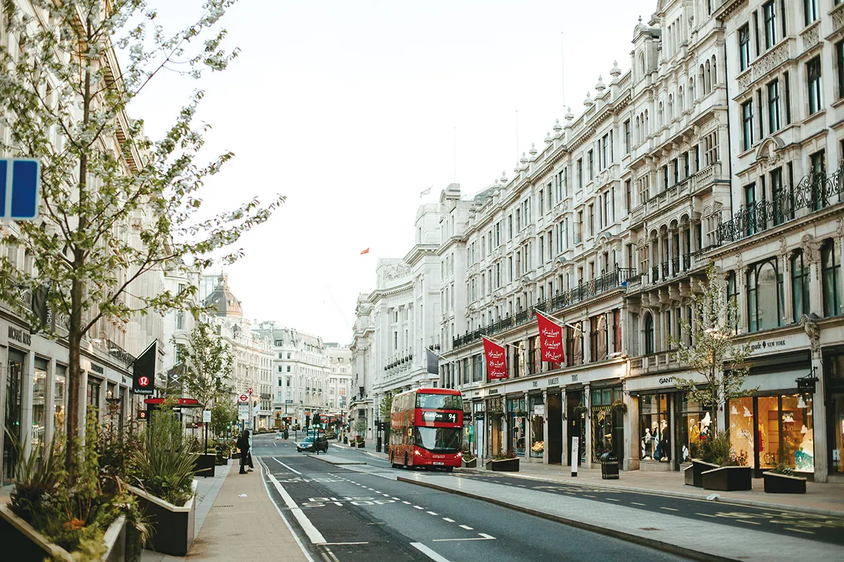 本書都將滿足你對倫敦最任性的好奇與渴望，為每個旅人精選最值得的英倫古都自遊提案。（圖／創意市集提供）