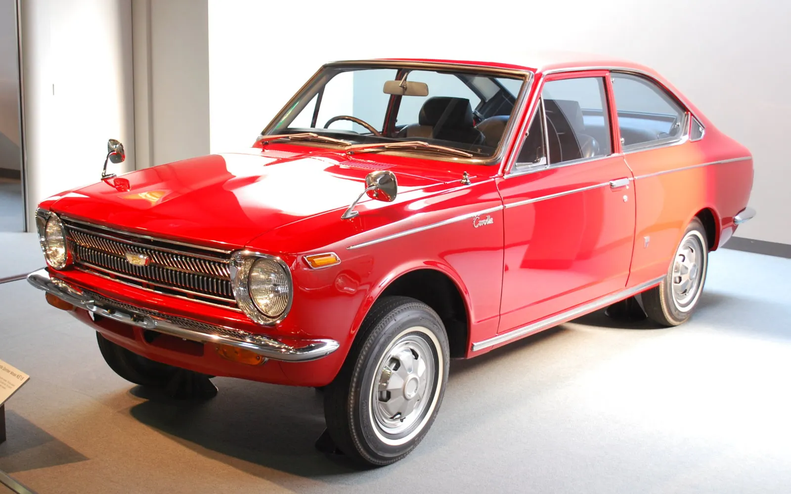 Toyota Corolla Sprinter 是 Corolla 的衍伸車款，為了更好的操控性，將前排座椅改為雙獨立式，外觀最明顯的便是三門斜背設定。(圖片來源：Wikipedia)