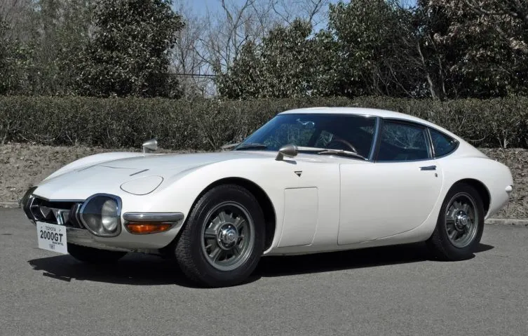 Toyota 2000GT 是日本第一輛自主研發的超級跑車，被視作日本性能車的代表並被評為