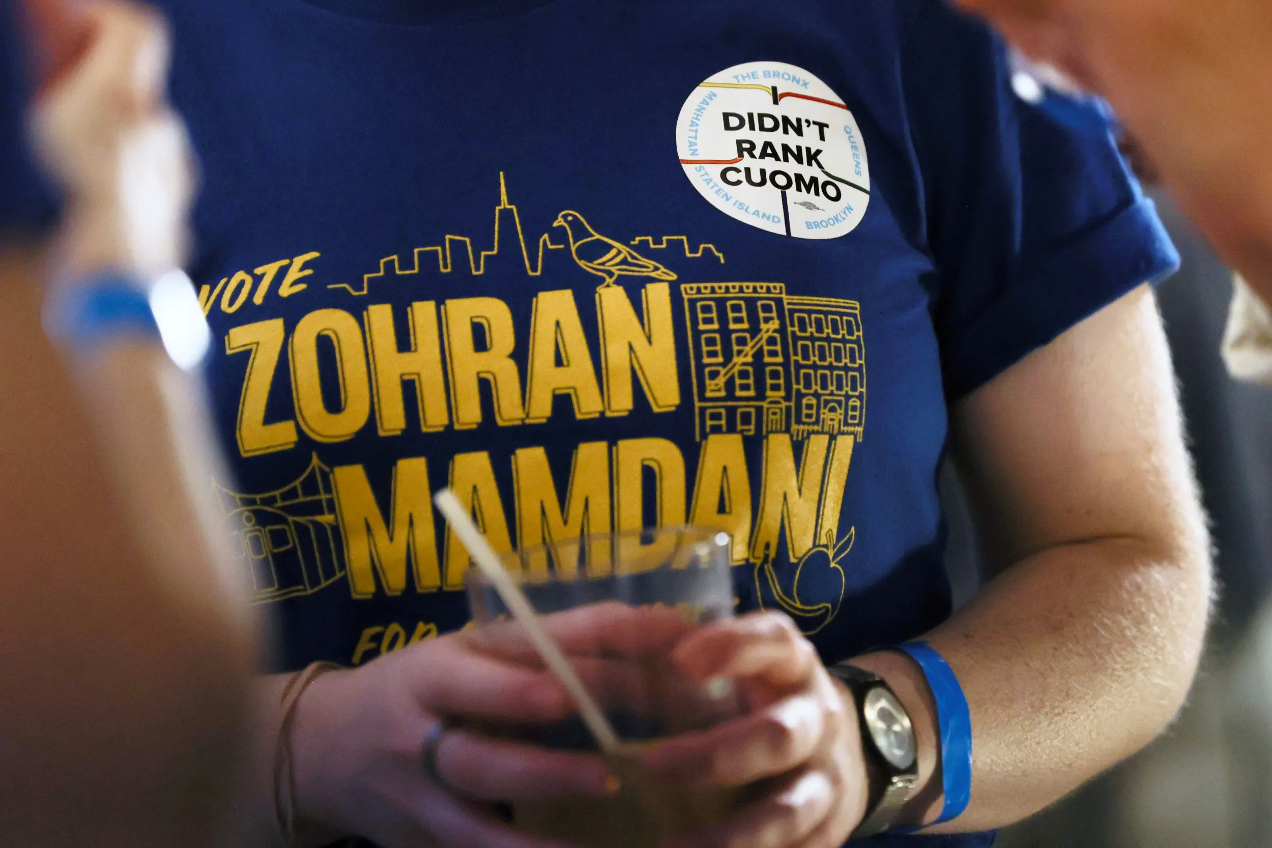支持民主黨紐約市長初選領跑者曼達尼的選民，還貼上拒絕投給古莫的貼紙。（美聯社）
