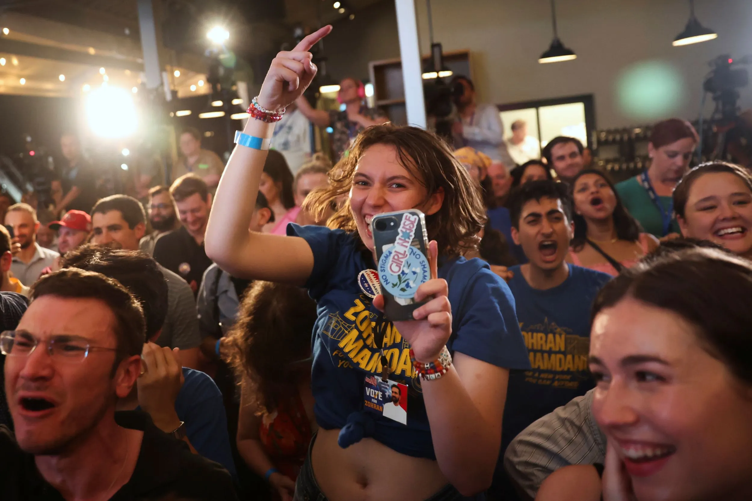 支持民主黨紐約市長初選領跑者曼達尼的選民。（美聯社）