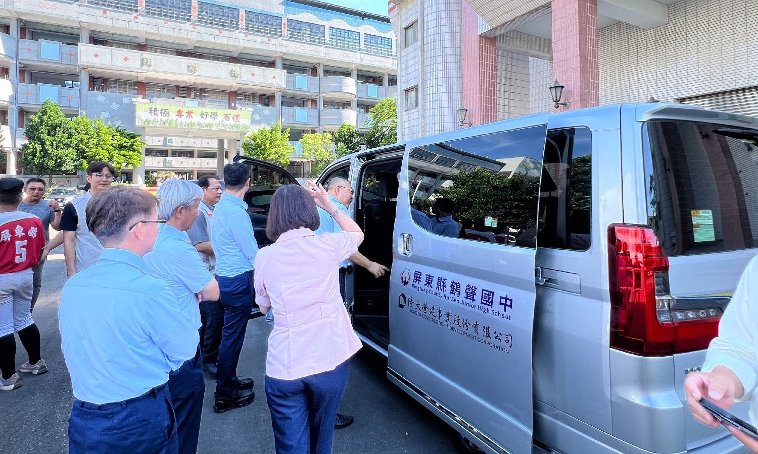 鶴聲國中師生與隆大營建代表一同查看捐贈的交通車車輛配置，實際感受企業送上的用心與關懷，盼望這台新車能陪伴球隊安心出征、持續追夢。