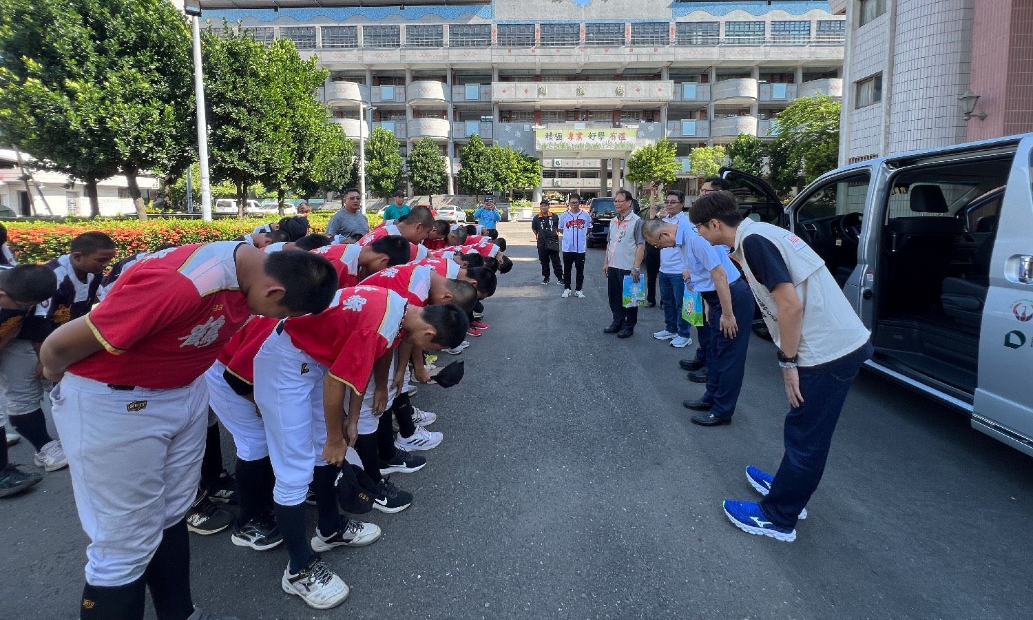 鶴聲國中棒球隊全體球員誠摯向隆大營建代表鞠躬致謝，感謝企業伸出援手，提供球隊安全、舒適的移動交通車，陪伴選手安心追夢。