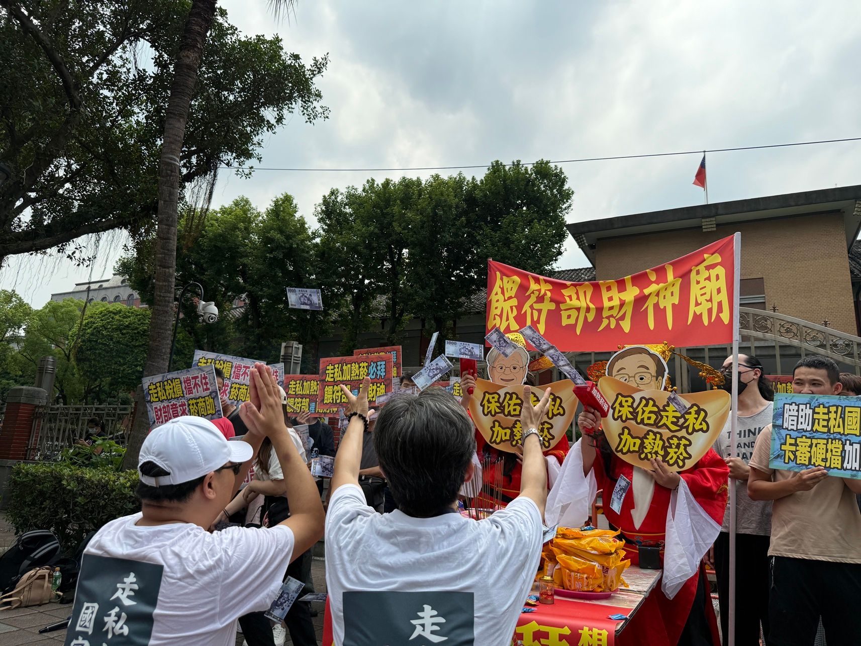 抗議現場模擬走私業者向衛福部拜神祈福，每次膜拜財神顯靈賞糖果、灑現金，凸顯政府拖延無下限導致的荒謬現狀與走私暴利。（圖／CLEAN AIR大聯盟提供）