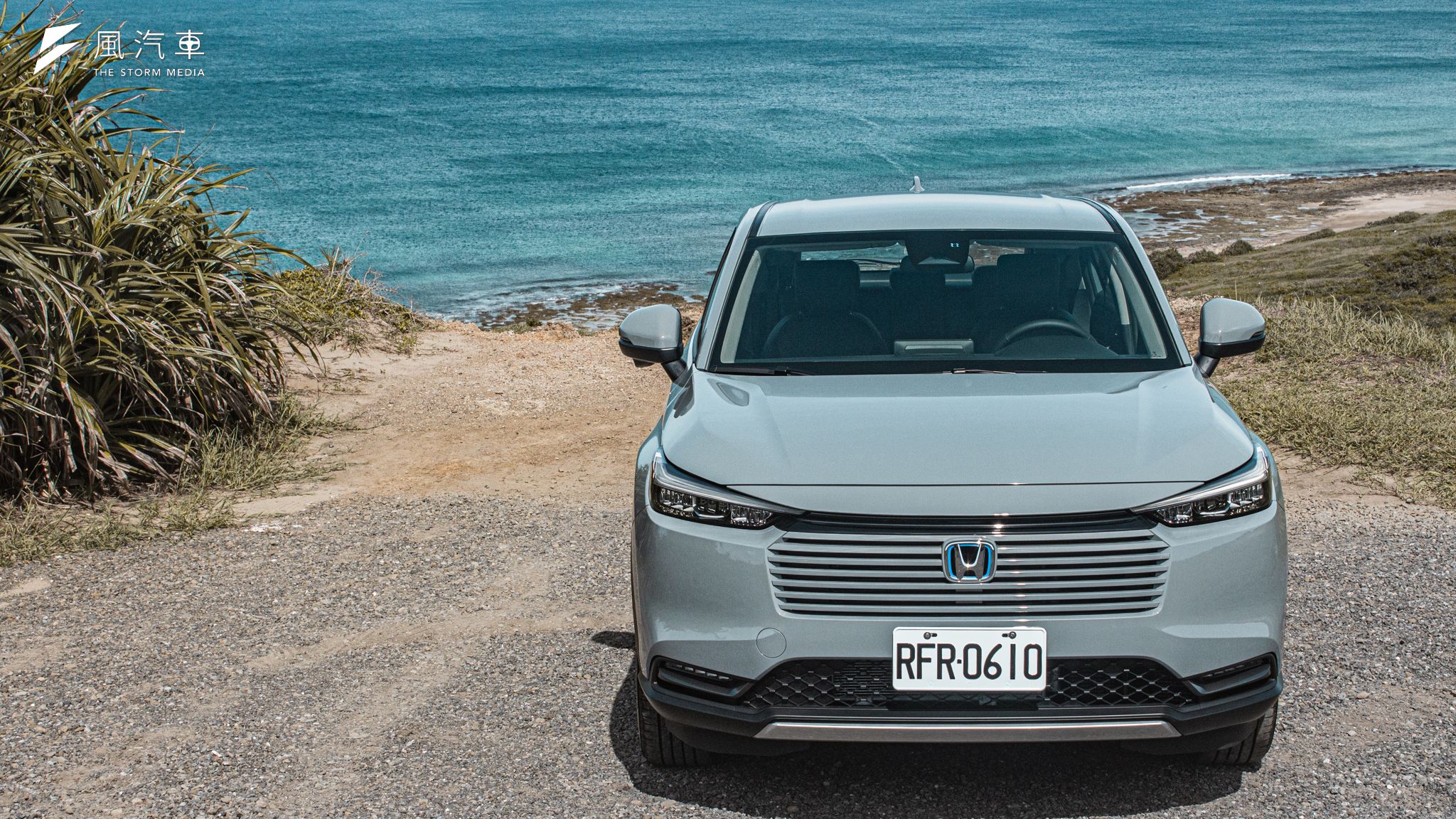 Honda HR-V e:HEV 依然保有原本年輕化的形象，無框式的水箱造型以及與車身同色的柵欄設計，讓 HR-V 擁有跳脫休旅車的家庭框架。