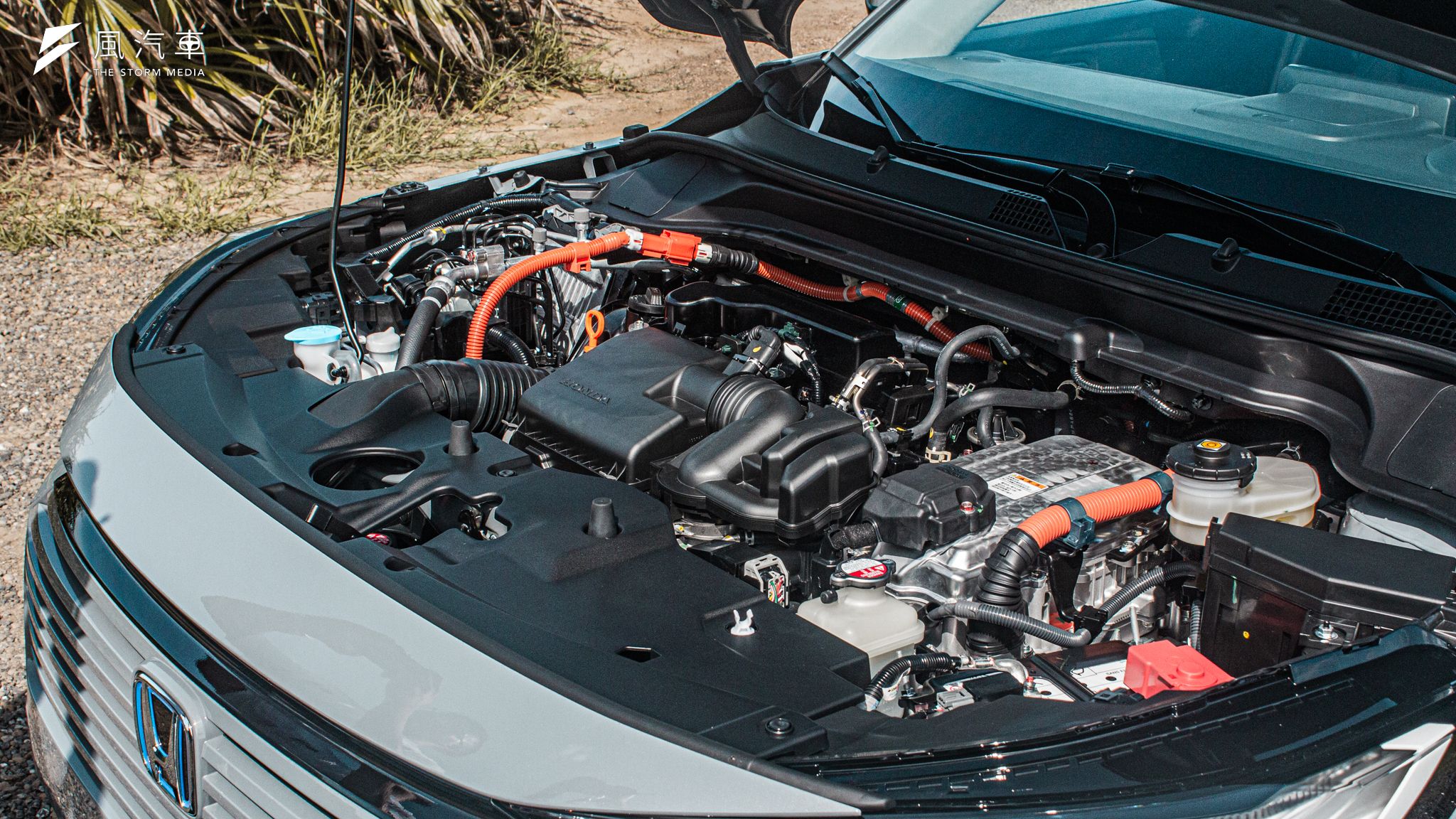 Honda HR-V e:HEV 動力架構採用 1.5L 的直列四缸 Atkinson 引擎，不過汽油動力僅作為輔助，主要輸出來源為鋰離子電動馬達。