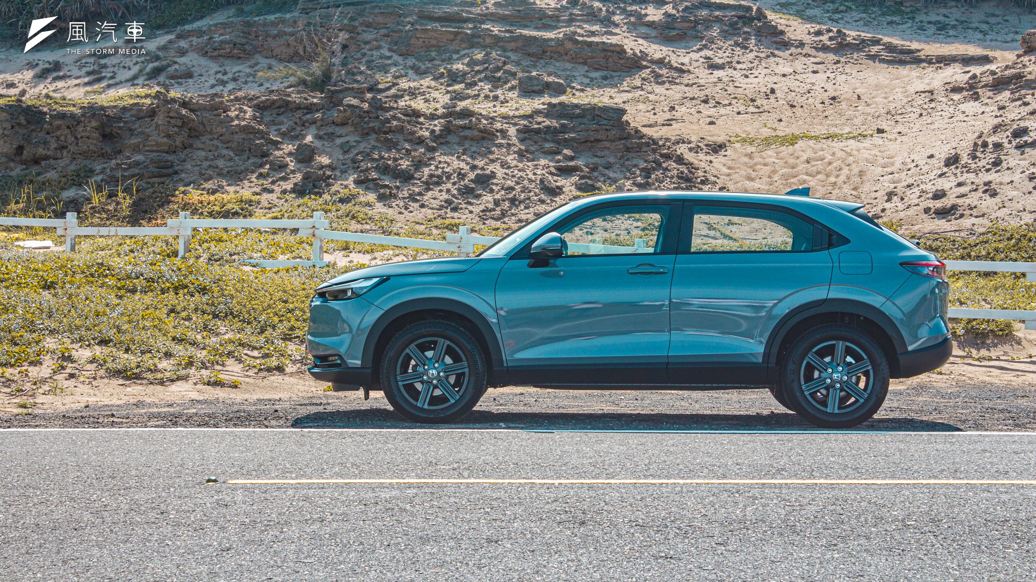 Honda HR-V e:HEV 車側維持豐富的摺線設計，最後以 Coupe 的動感做收尾，彰顯出小車型的跑格魅力。