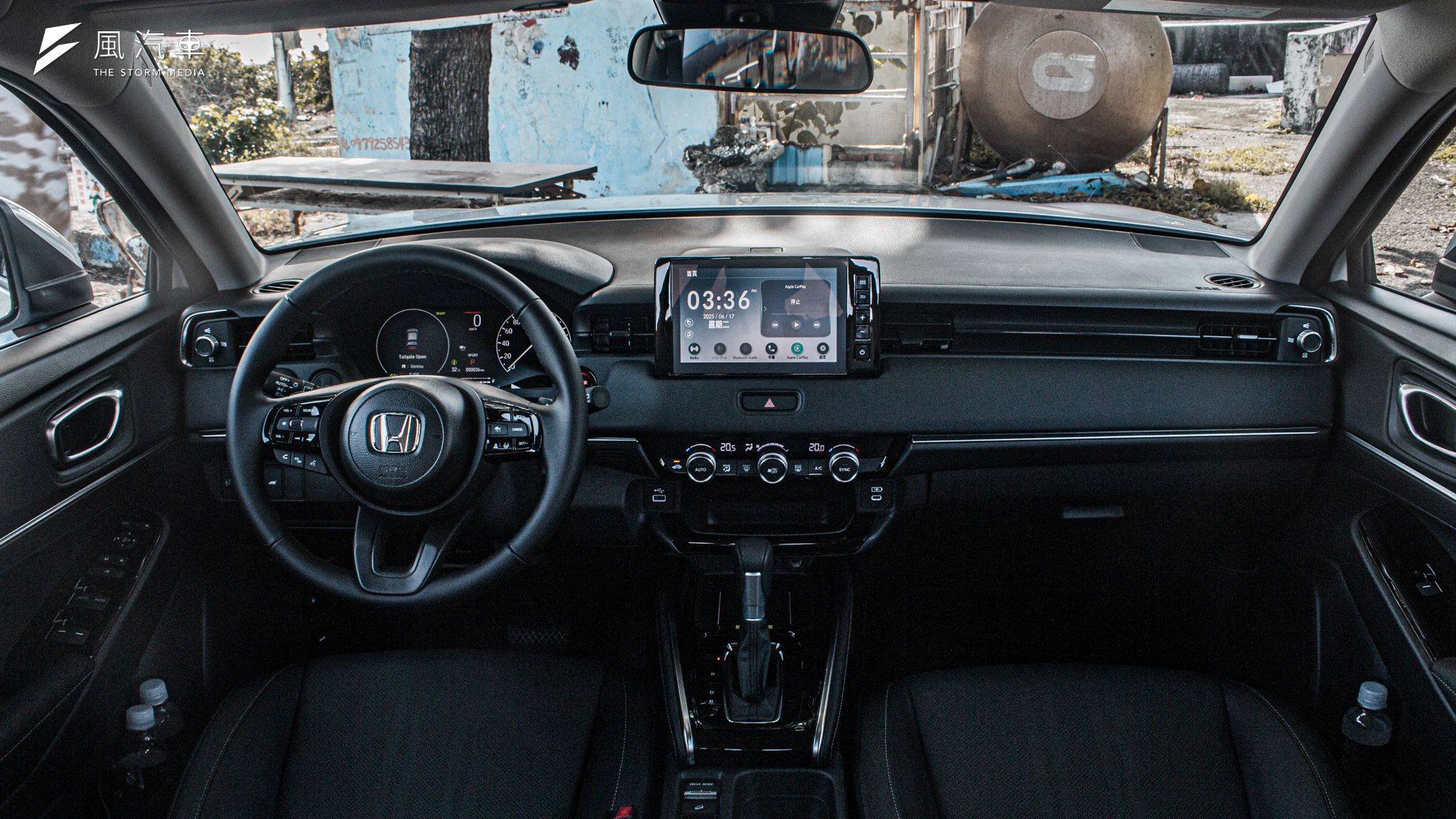 Honda HR-V e:HEV 內裝以簡約沉穩的黑色調搭配霧銀飾條，做出明暗的層次變化。