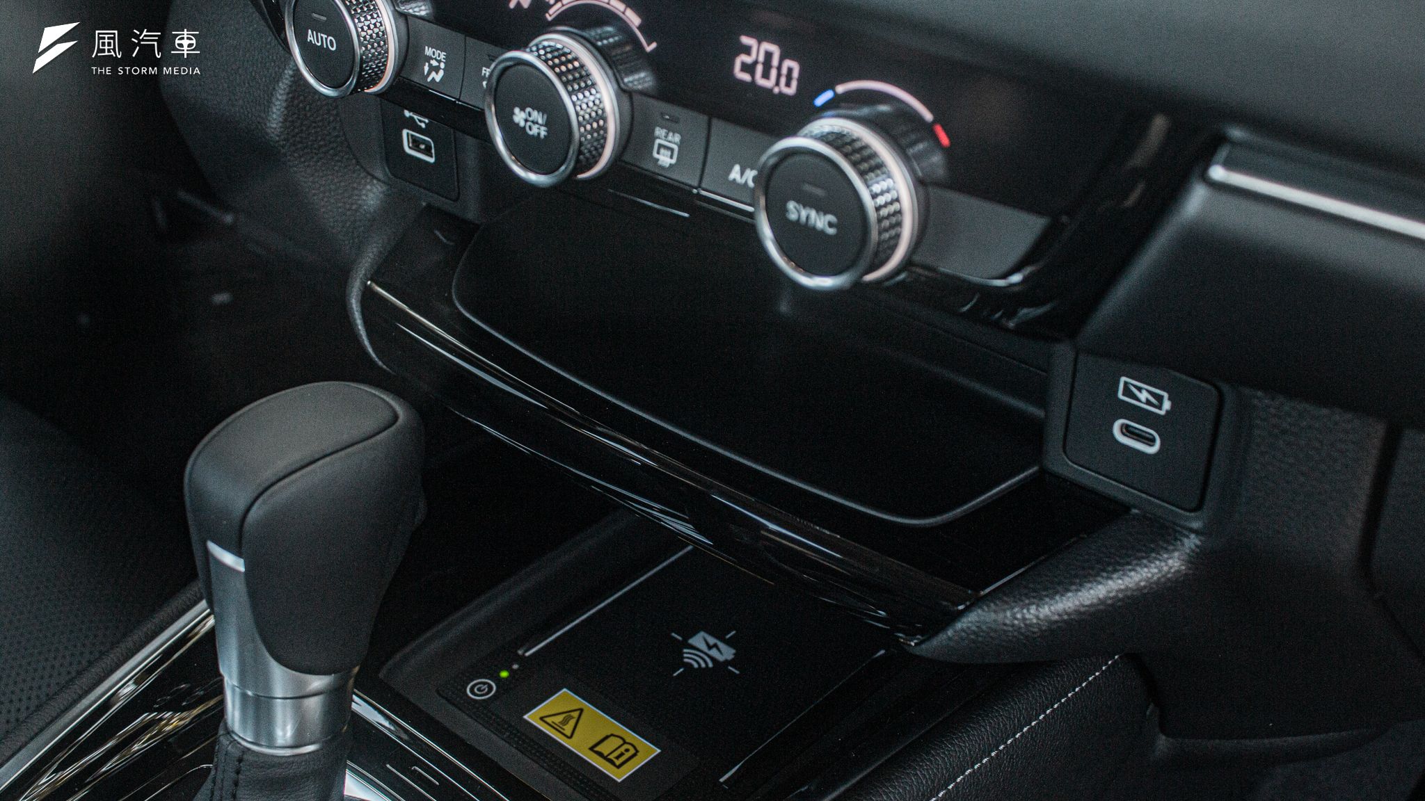 Honda HR-V e:HEV 中控台新增的置物槽，深度足以容納市面上多數手機。