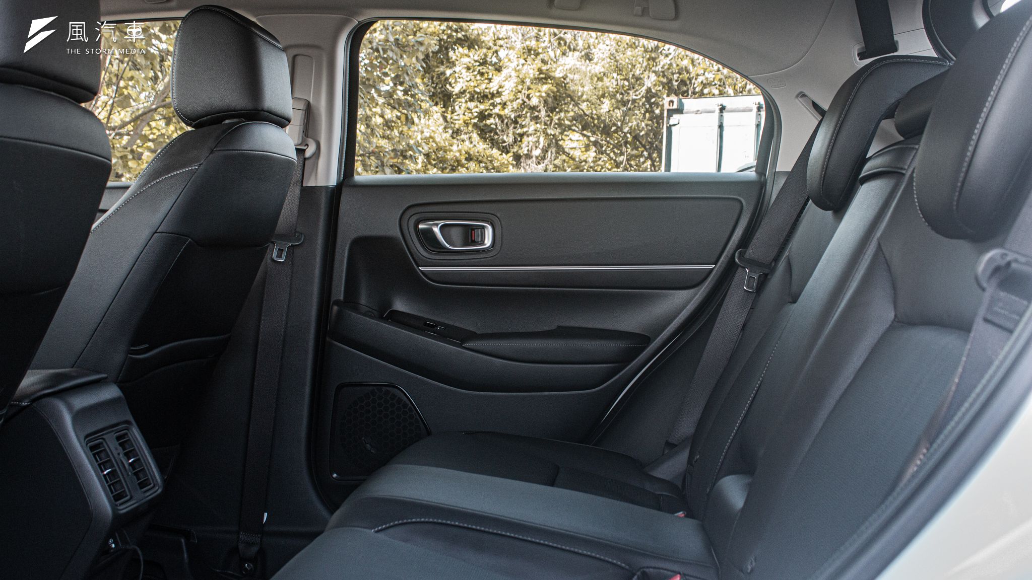 Honda HR-V e:HEV 後座空間雖因造型顯得緊湊，但頭枕高度以及椅墊軟硬都大幅提升了 HR-V 的乘坐舒適性。