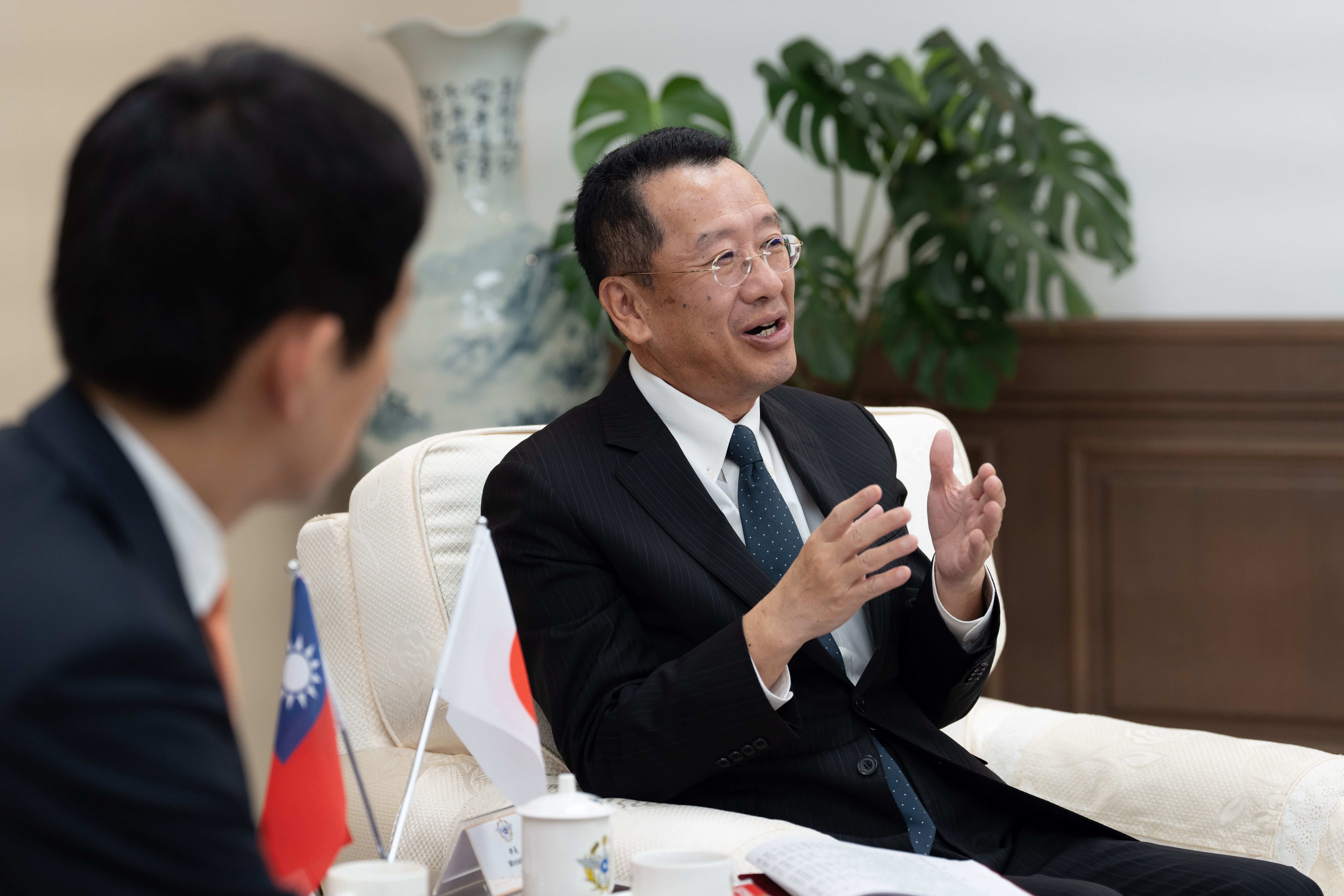 日本衆議院議員小林鷹之（左）が訪台し、国防部長顧立雄（右）と印太戦略、安全保障、日台関係の重要課題について意見交換。（国防部提供）