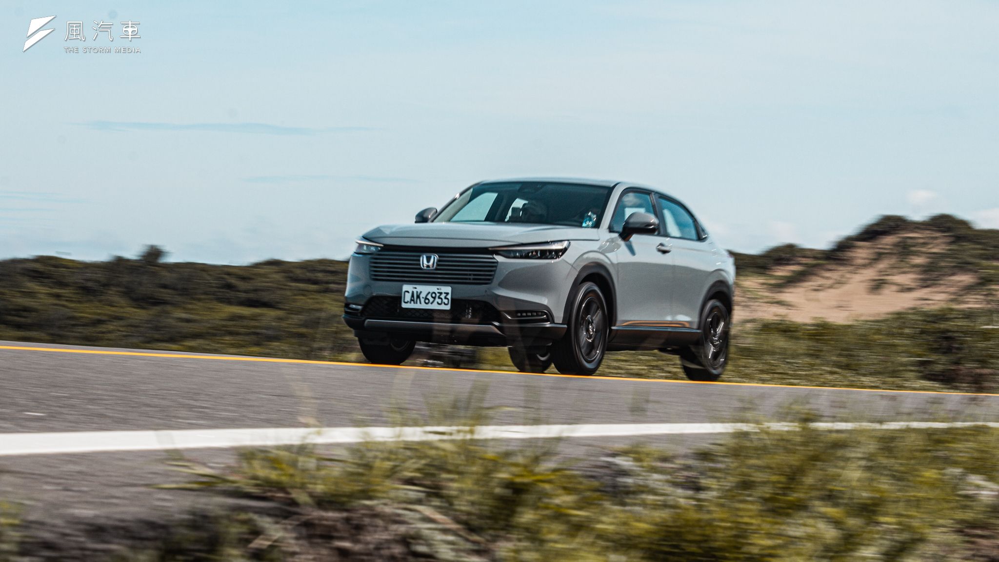 如果非要從 Honda HR-V e:HEV 身上挑點刺，也許較高的車身及不算重的車重，讓它不是那麼適合太過激烈的過彎方式。