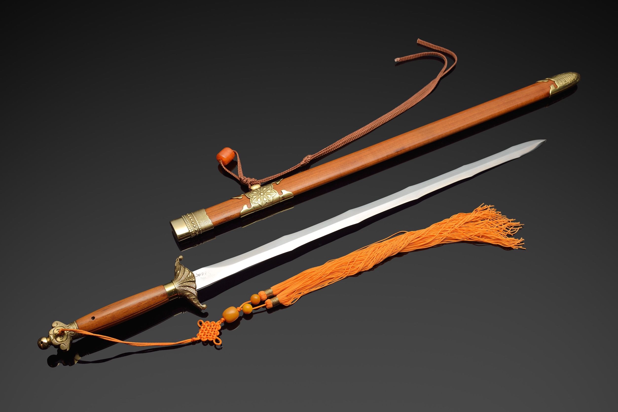 黎道峰先生的傳家之寶，是陳天陽先生所鑄造的劍。（夏威夷中國日報提供）