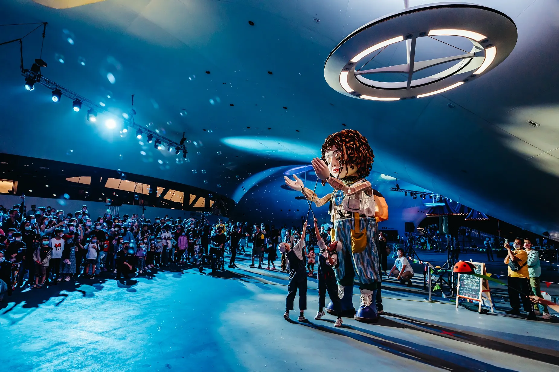 藝術報國《艾拉－相遇中之島》將由5名舞者協同操作4.2公尺高的大型偶，藉由未來的敘事視角與巨大的視覺對比，呈現撼動人心的互動表演。（圖／藝術報國提供，林峻永攝影）