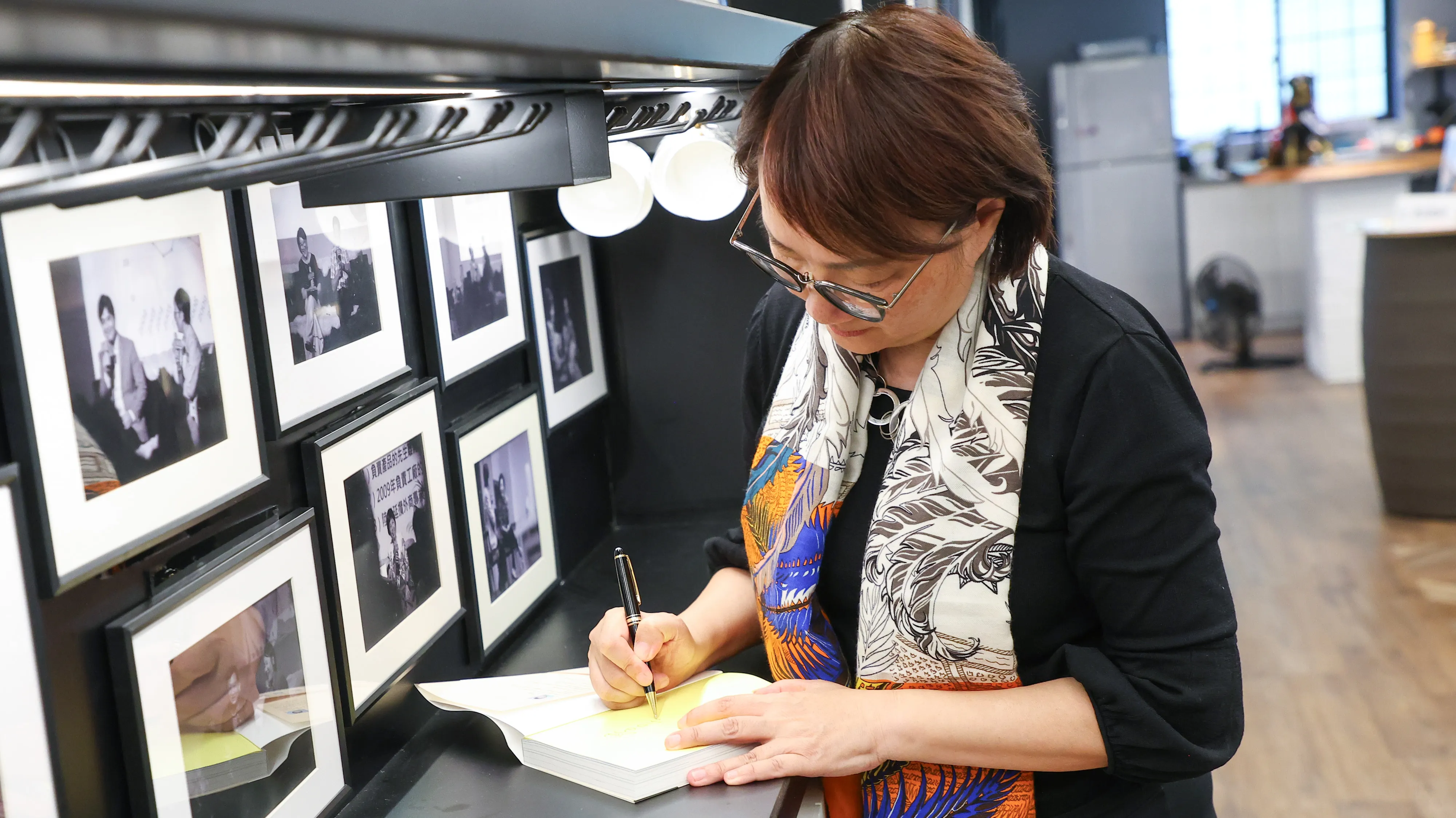 品味私塾的牆面裝飾,特別選用黑白照片,澄徹經典的風格。攝影:顏麟宇