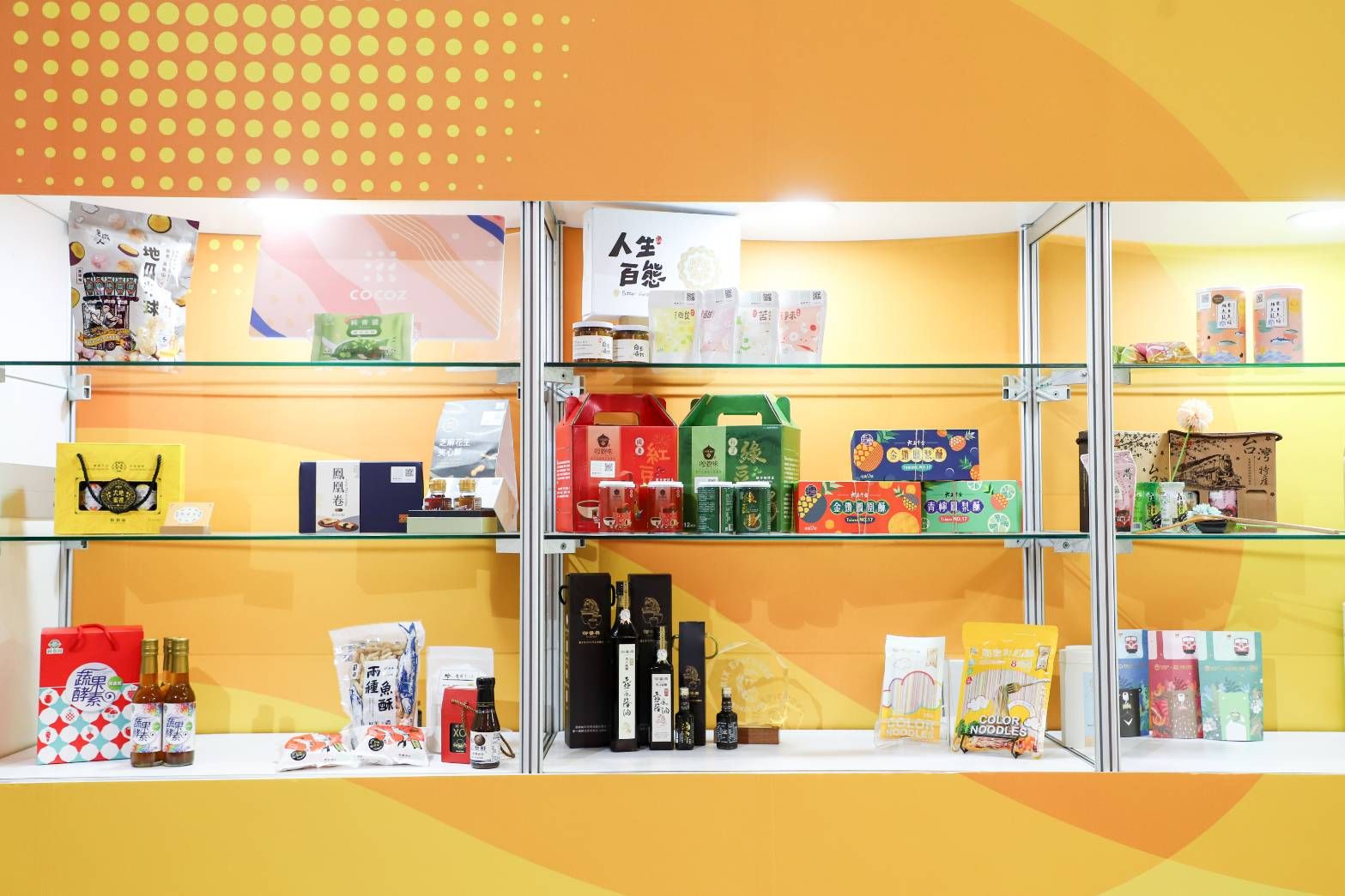 嘉義優鮮包含高山茶、阿里山咖啡、油品、麵條、零嘴等多款伴手禮，是送禮自用的好選擇送。