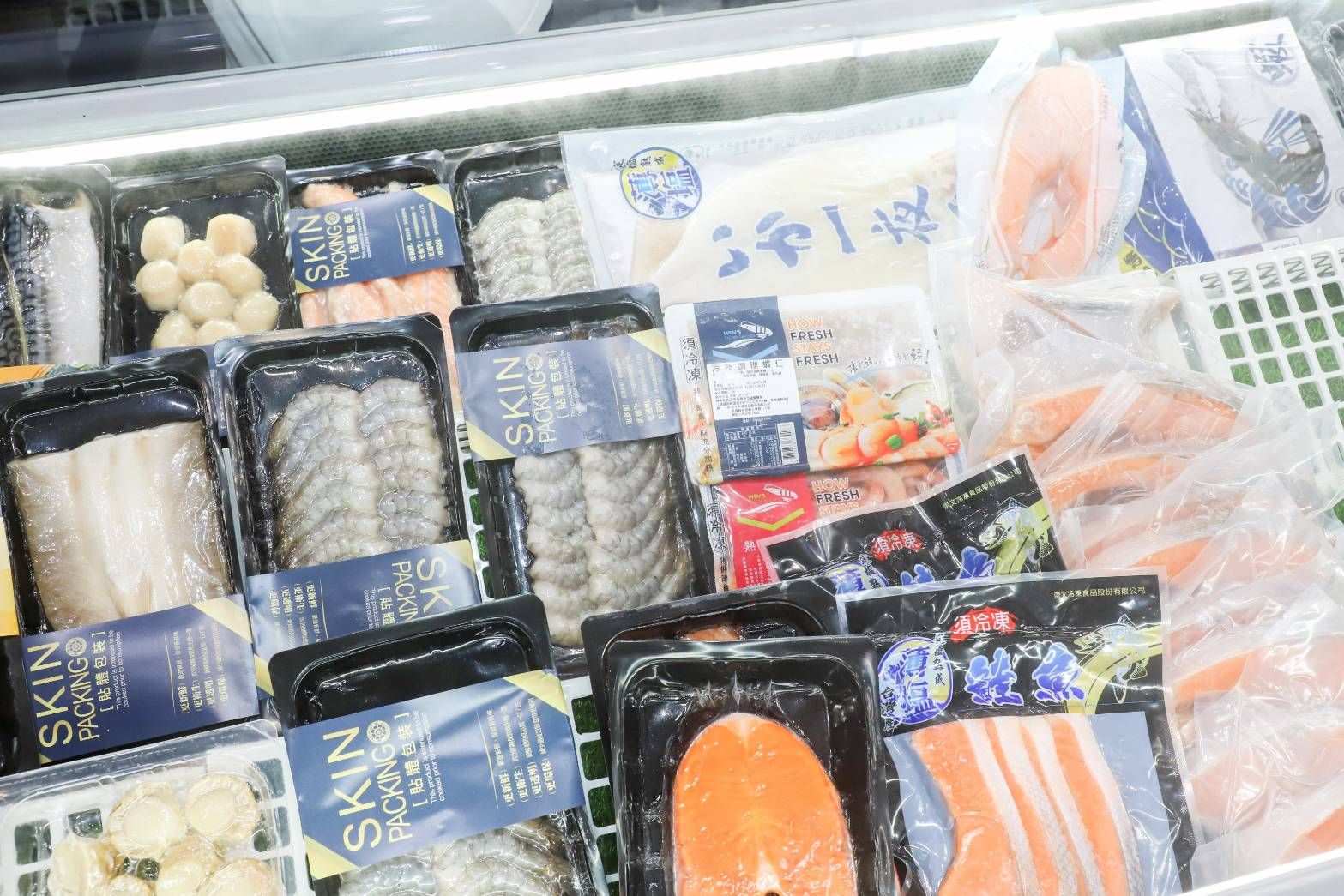 現場展出嘉義沿海地區虱目魚、白蝦、文蛤等多項產品，主打產地新鮮直送。（圖／嘉義縣政府提供）