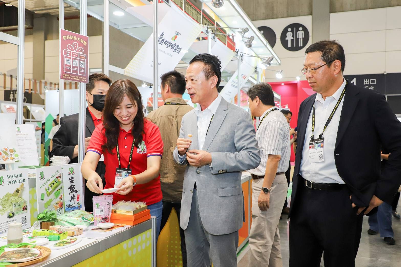 翁章梁走訪每個攤位，為業者打氣。（圖／嘉義縣政府提供）