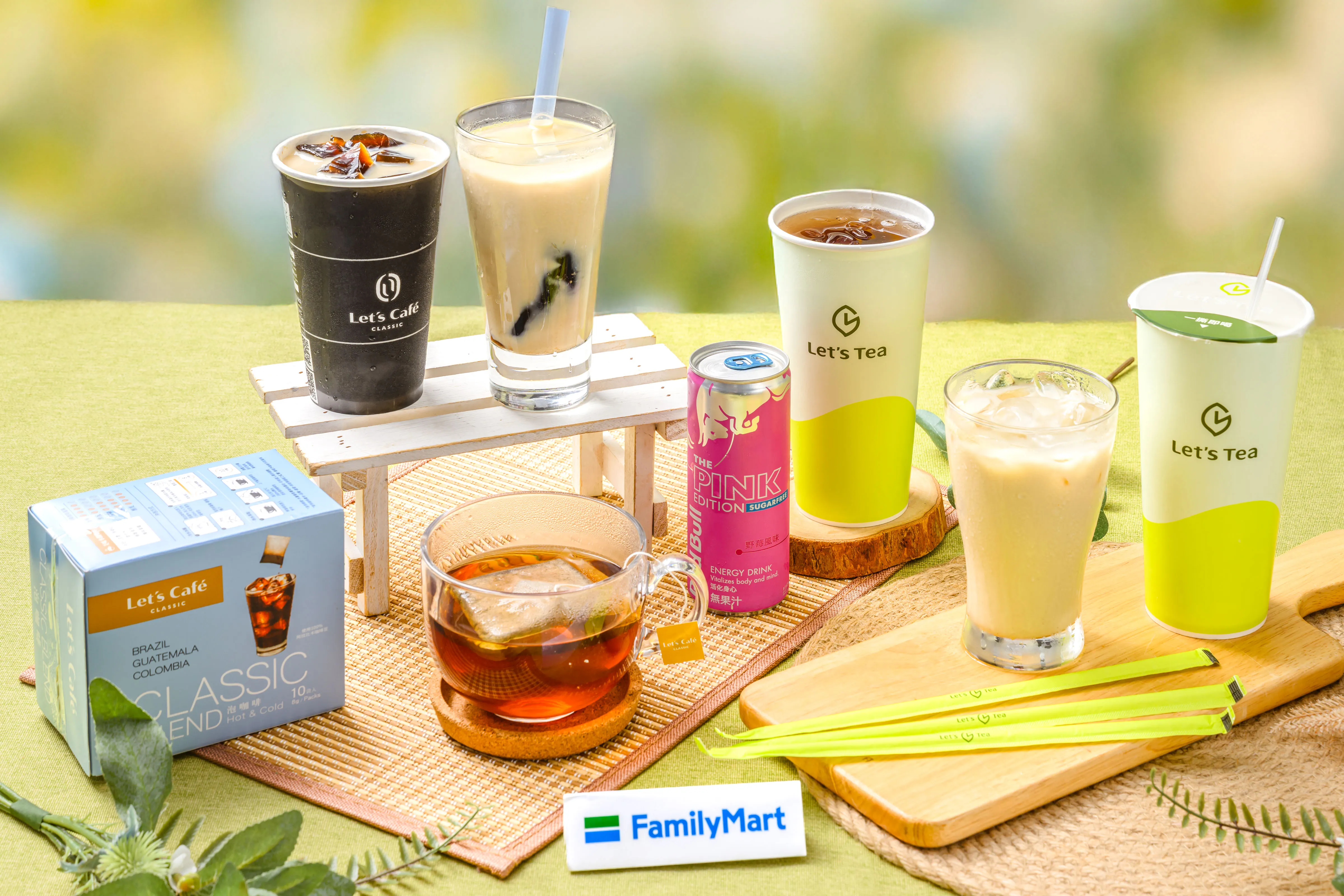 迎接夏季，觀察到消費者對於飲料口感、風味層次多元的喜好，「全家」Let’s Café與Let’s Tea雙品牌推出咖啡凍拿鐵、好喝蕎麥奶茶、能量仙女紅（野莓口味）等夏季特色飲品。（圖／全家便利商店提供）