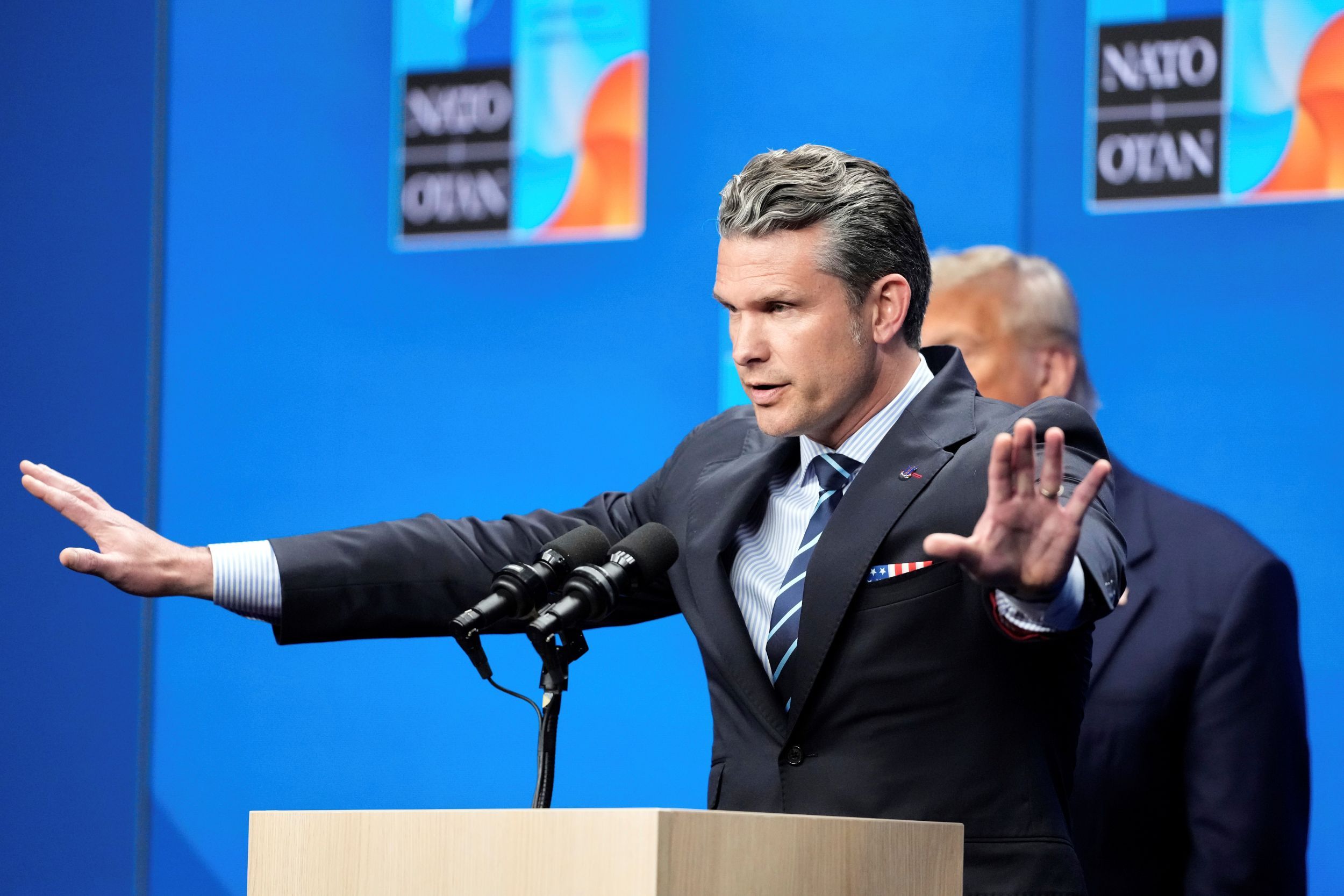 美國國防部長赫格塞斯（Pete Hegseth）出席北約高峰會。（美聯社）