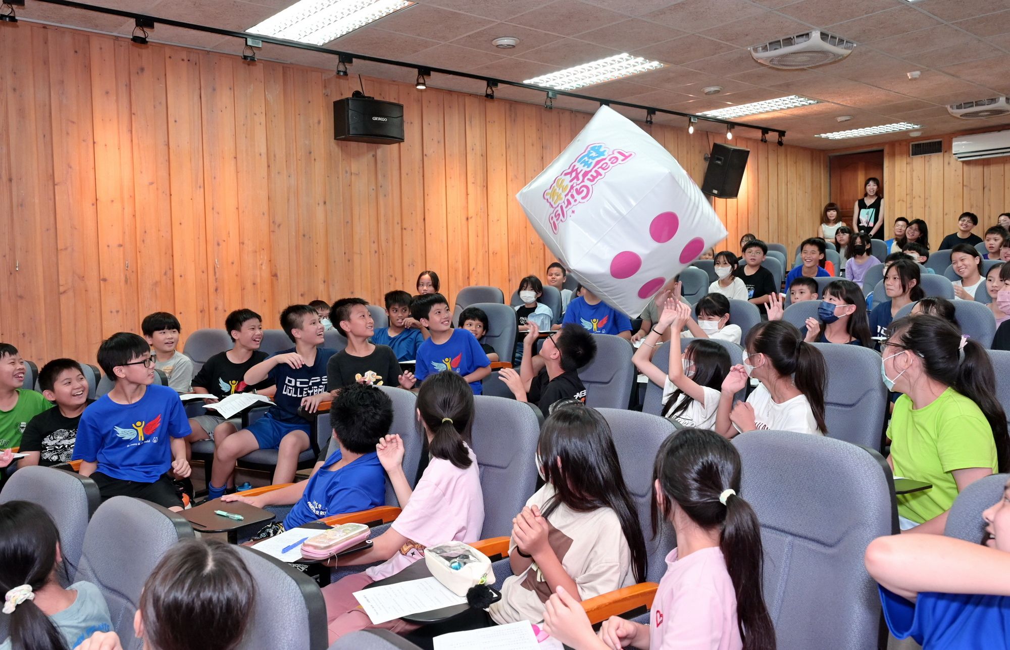 「蘇菲TeamGirls!挺女孩 生理教育巡迴講座」大庄國小場，課程透過暖身互動遊戲「無懼無束骰」活絡氣氛，讓學生在輕鬆氛圍中建立自信，勇敢面對青春期的各種轉變。.JPG