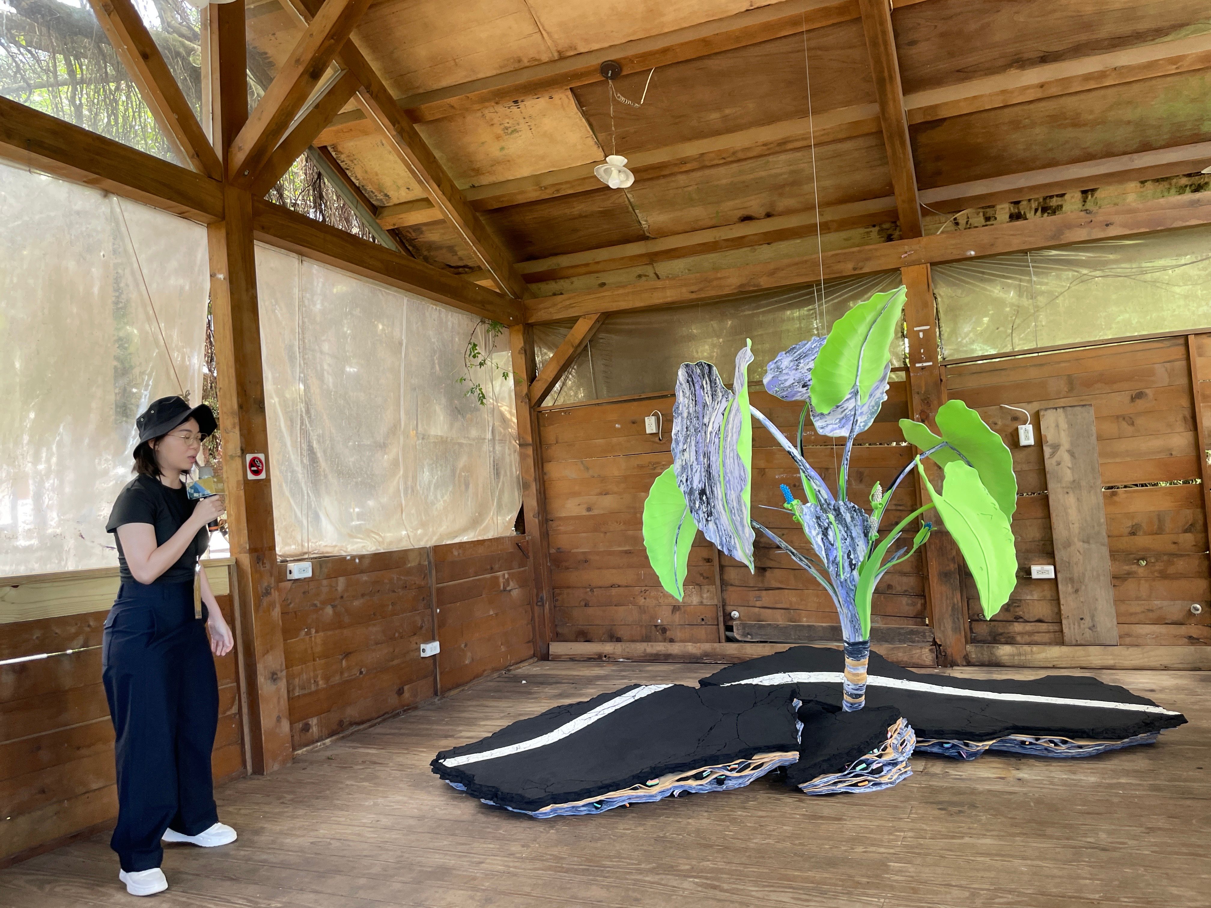藝術雙人組「太認真」藝術雙人組 介紹作品「造山運動場」。(圖/新北市立黃金博物館)