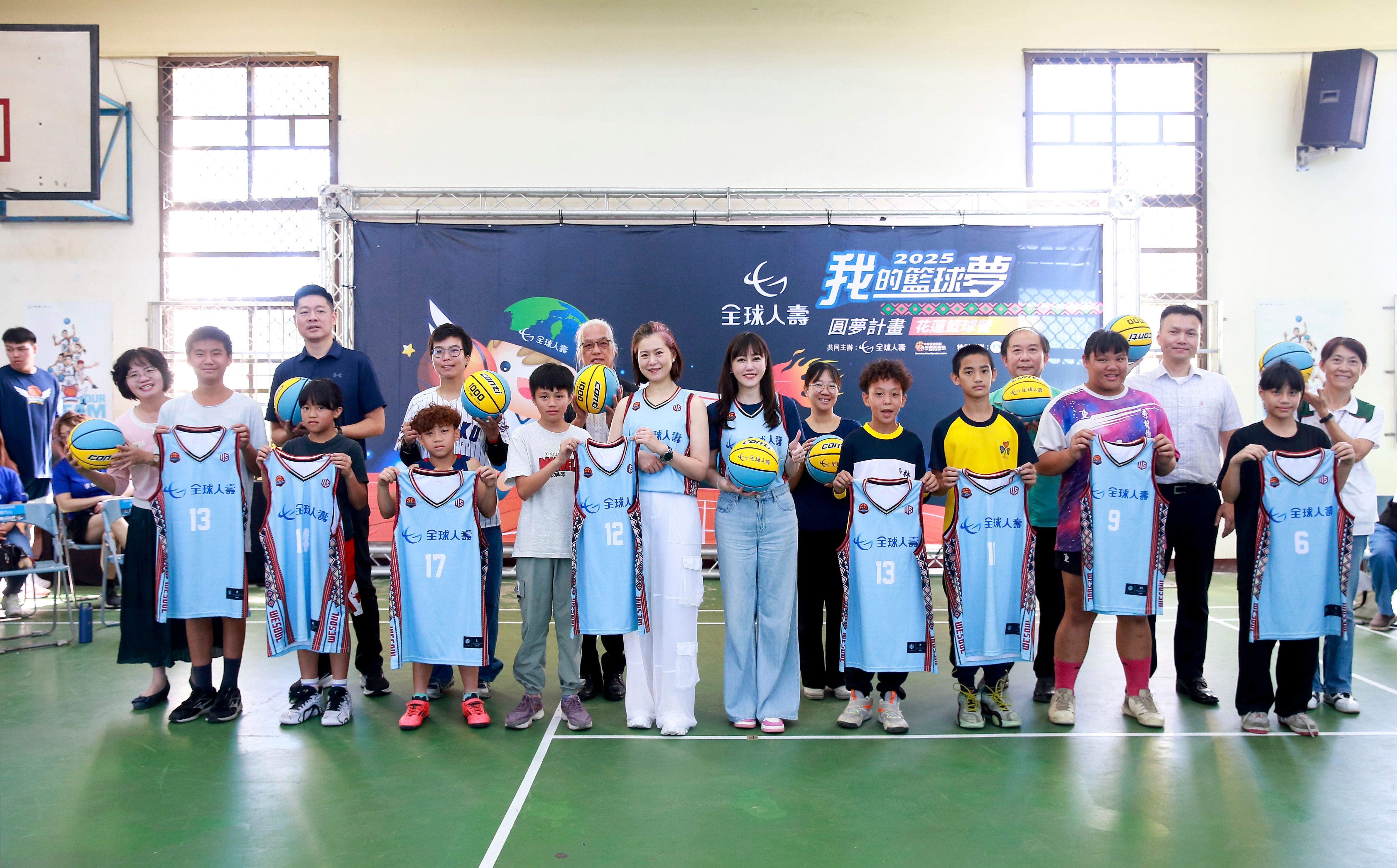 20250627新聞稿－全球人壽董事長林文惠（前排左5）偕同品牌暨公共關係處副總蕭乃心（前排右5）出席「我的籃球夢 圓夢計畫」開訓典禮，並致贈籃球物資。(全球人壽提供)