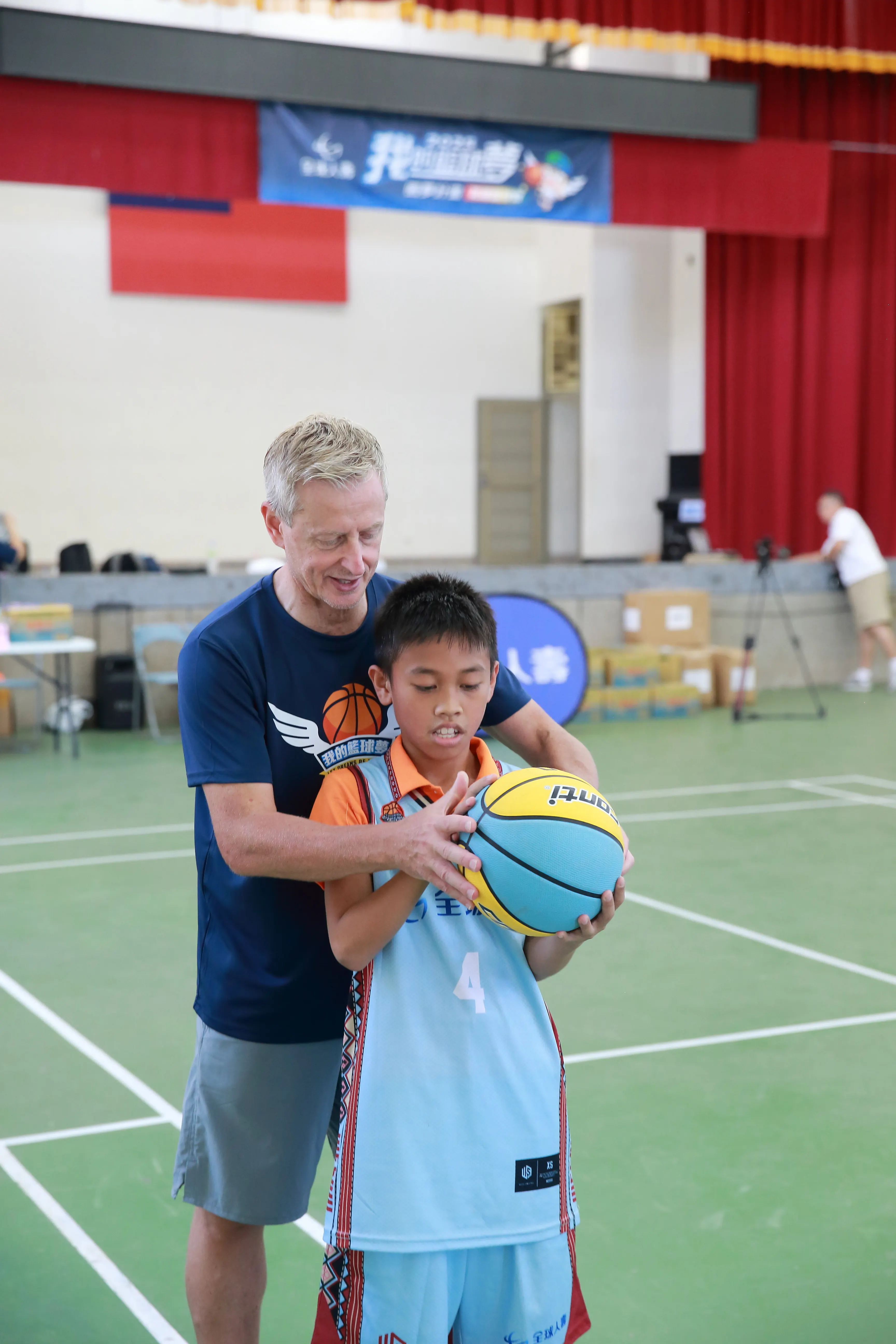 20250627新聞稿－全球人壽「我的籃球夢 圓夢計畫」今年特邀中華男籃總教練圖奇出席活動，帶領學童進行訓練。(全球人壽提供)
