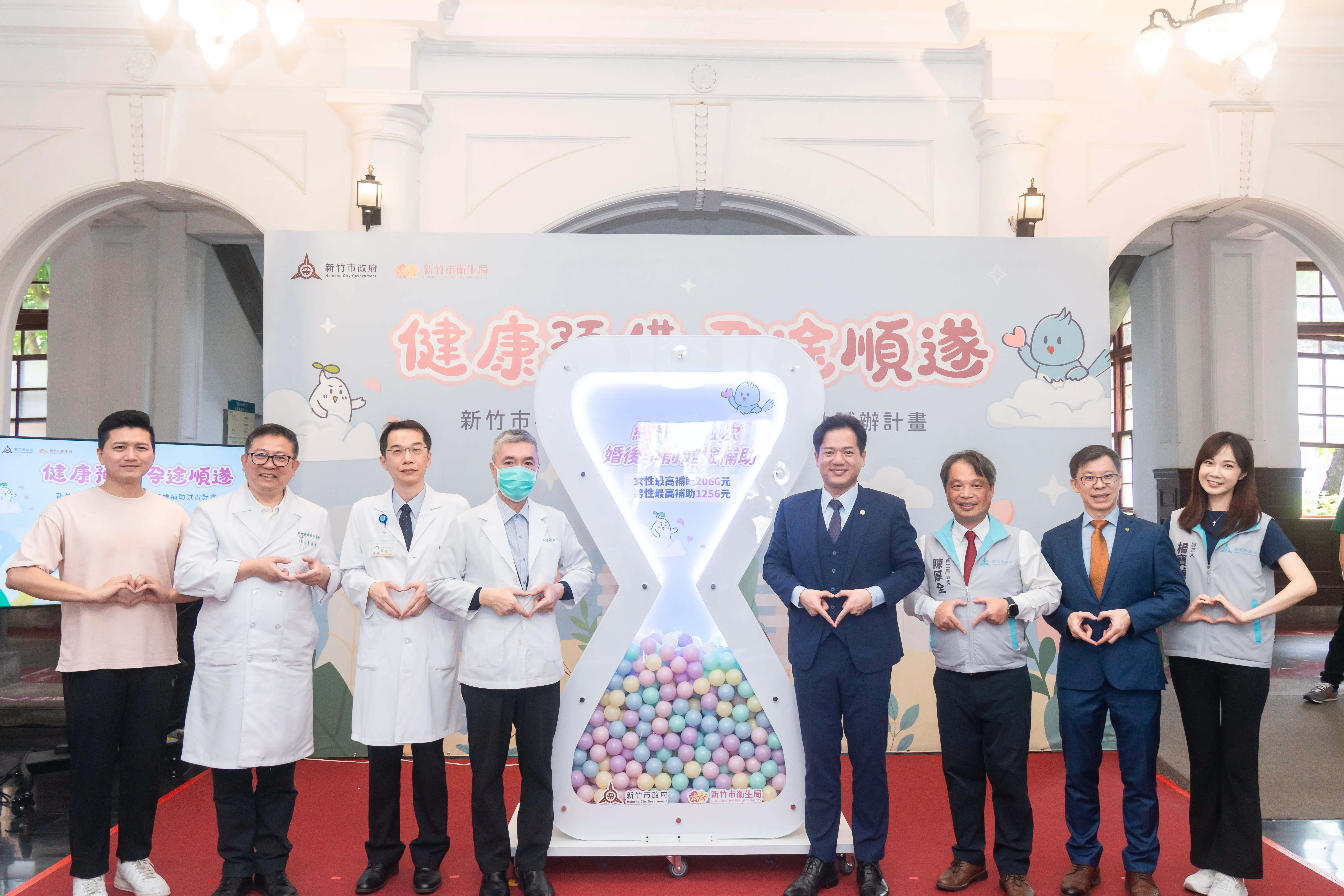 代理市長邱臣遠（右四）與貴賓共同啟動宣告7/1補助正式上路。（圖／新竹市政府提供）